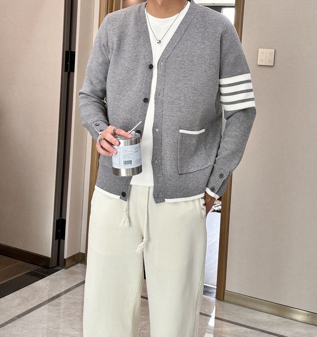 TB 新款开衫针织毛衣！经典永不过时！外观简洁干净，秋日可以单穿，深冬最为内搭！定制进口高支数羊毛混纺面