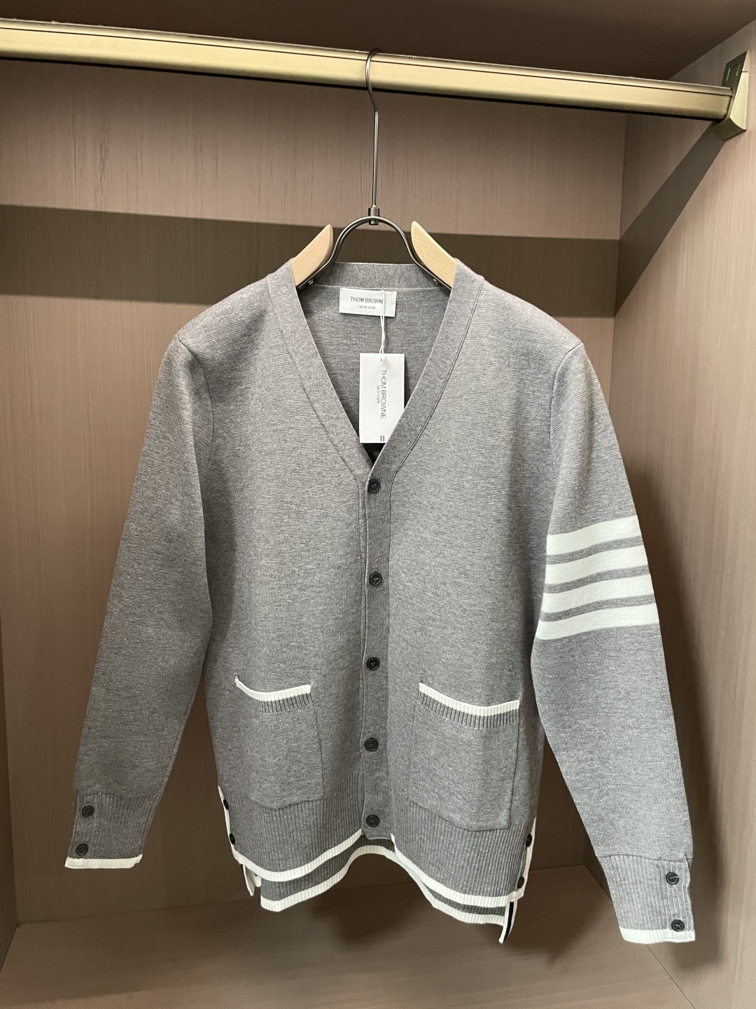 TB 新款开衫针织毛衣！经典永不过时！外观简洁干净，秋日可以单穿，深冬最为内搭！定制进口高支数羊毛混纺面