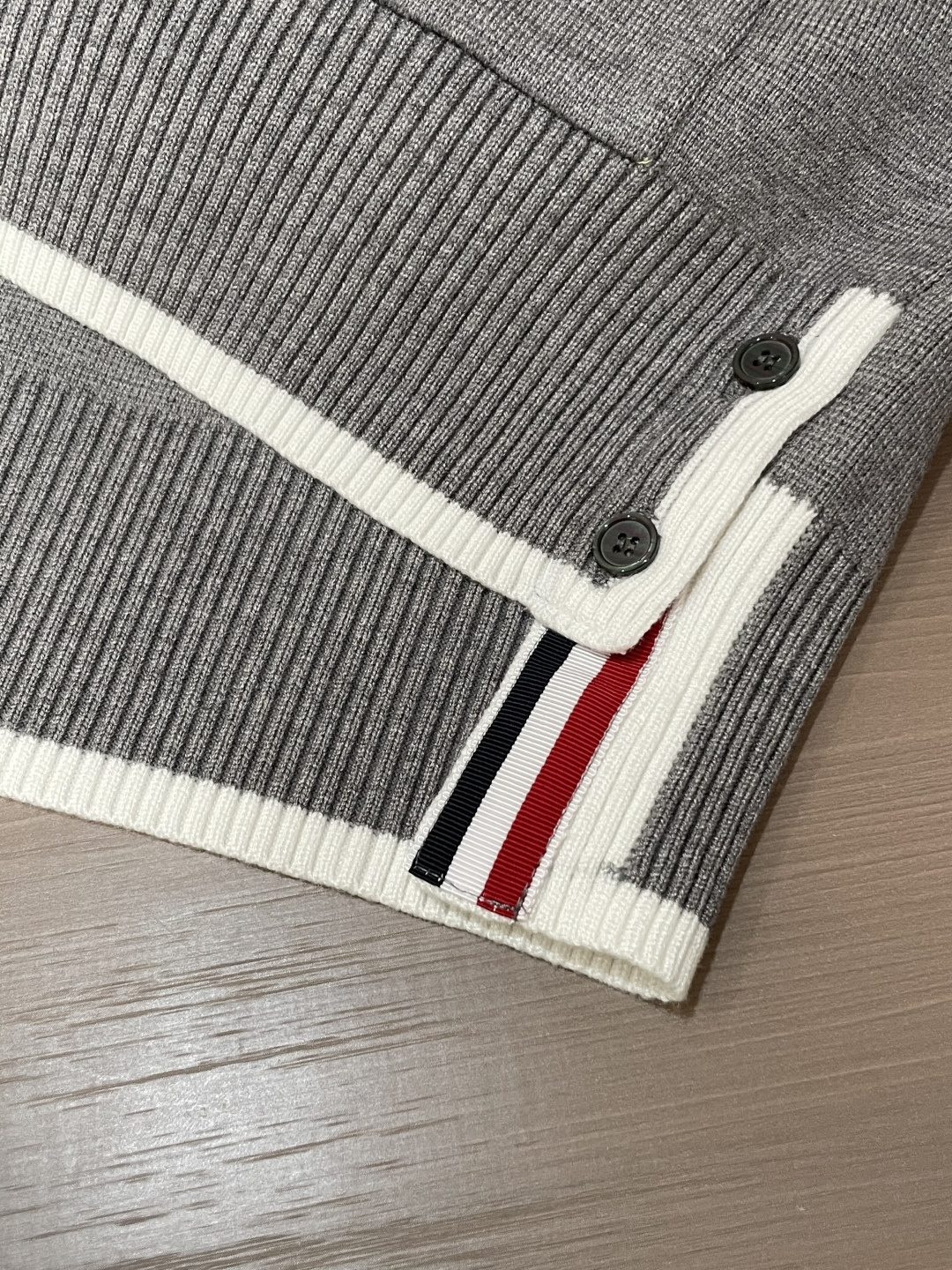 TB 新款开衫针织毛衣！经典永不过时！外观简洁干净，秋日可以单穿，深冬最为内搭！定制进口高支数羊毛混纺面