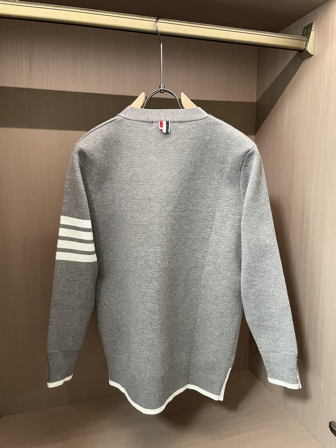 TB 新款开衫针织毛衣！经典永不过时！外观简洁干净，秋日可以单穿，深冬最为内搭！定制进口高支数羊毛混纺面