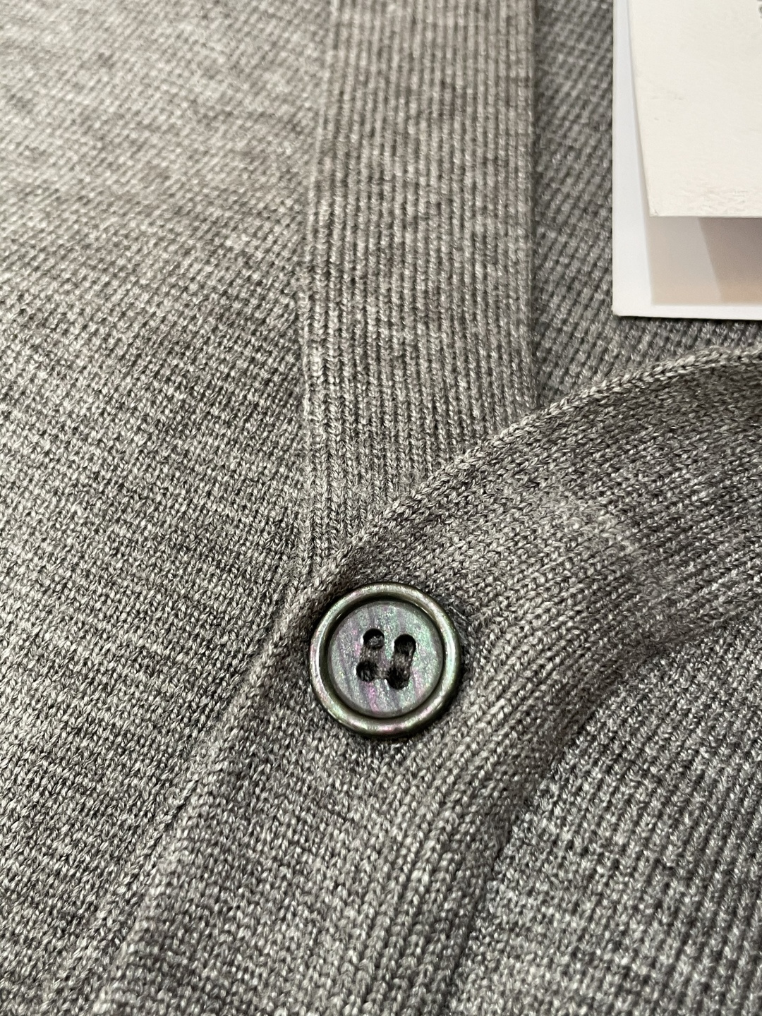 TB 新款开衫针织毛衣！经典永不过时！外观简洁干净，秋日可以单穿，深冬最为内搭！定制进口高支数羊毛混纺面