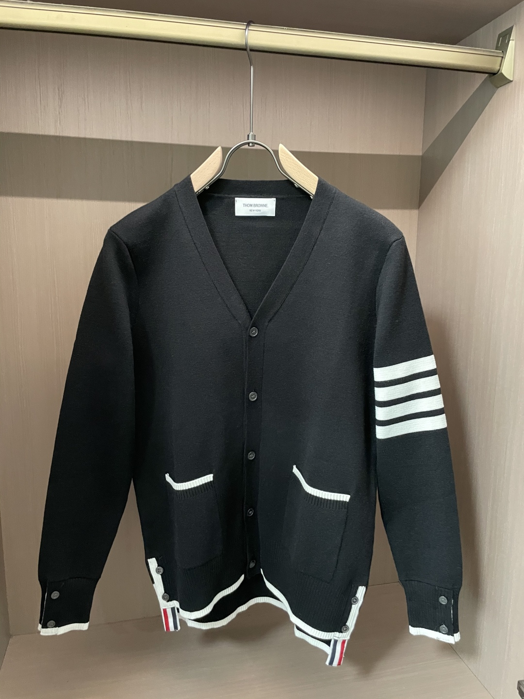 TB 新款开衫针织毛衣！经典永不过时！外观简洁干净，秋日可以单穿，深冬最为内搭！定制进口高支数羊毛混纺面