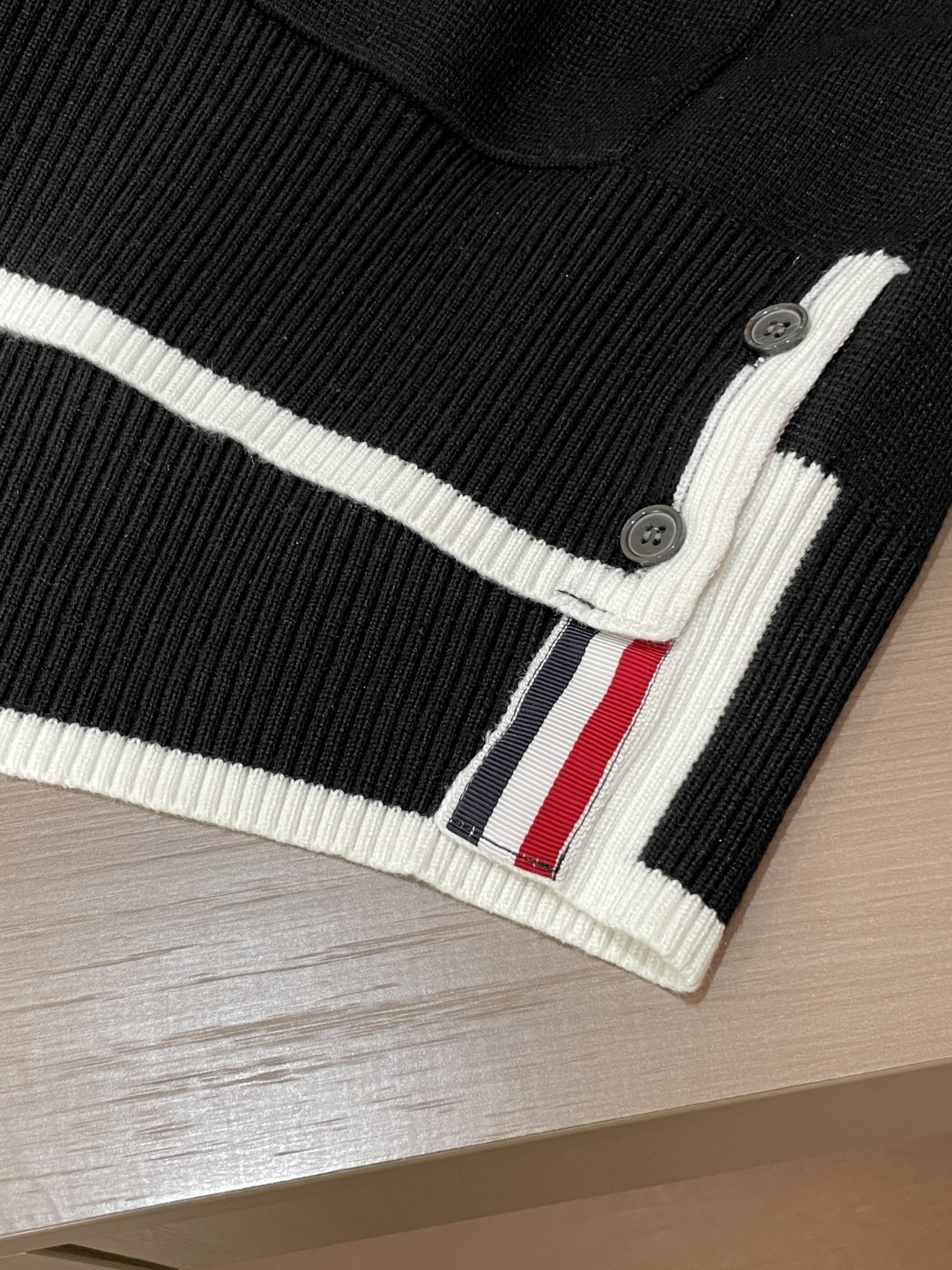 TB 新款开衫针织毛衣！经典永不过时！外观简洁干净，秋日可以单穿，深冬最为内搭！定制进口高支数羊毛混纺面