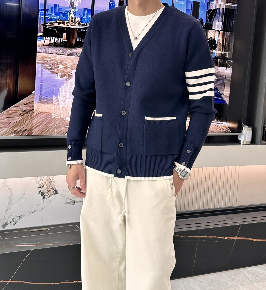 NO:537322,TB New Cardigan Knit Sweater!  Classics are never out of date!  The appearance is simple and clean, you can wear it alone in autumn, and the inner one is the most suitable for late winter!  Custom imported high-count wool blend fabric, soft and skin-friendly!  It also has good warmth and comfort!  Number of codes 48-56, sweaters, alexander wang19860909TB 新款开衫针织毛衣！经典永不过时！外观简洁干净,秋日可以单穿,深冬最为内搭！定制进口高支数羊毛混纺面料,经过柔顺处理,亲肤不扎！同时具有良好的保暖性与舒适性！ 码数48-56,,sweaters,alexander wang,Men's clothing