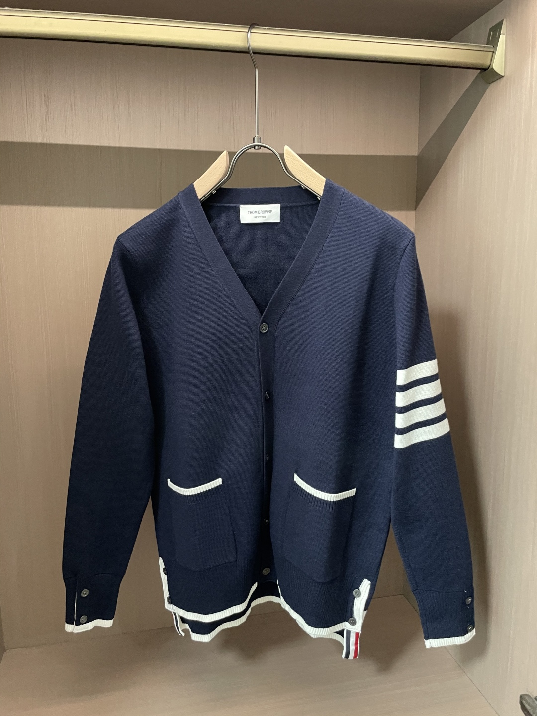 TB 新款开衫针织毛衣！经典永不过时！外观简洁干净，秋日可以单穿，深冬最为内搭！定制进口高支数羊毛混纺面