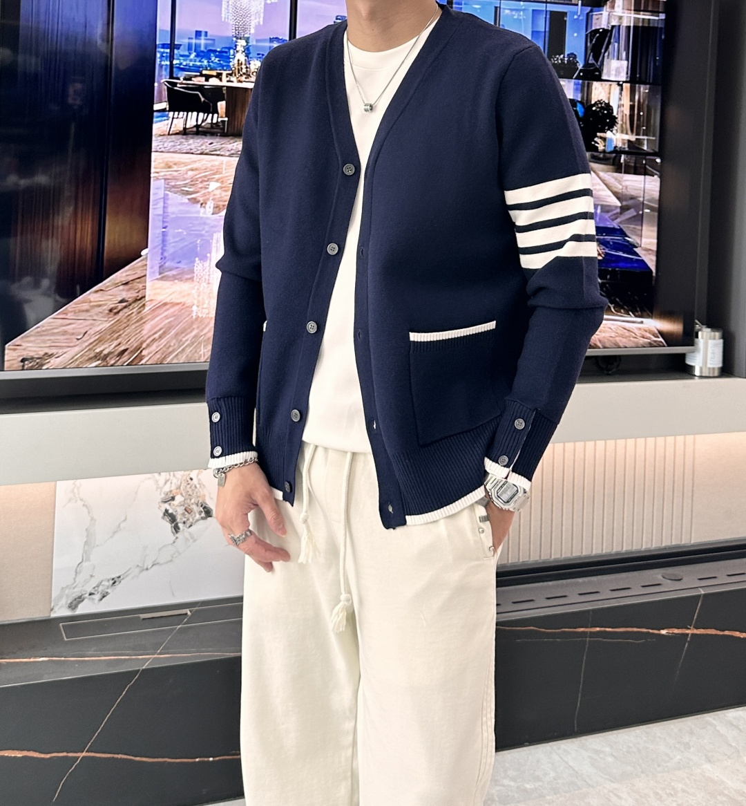 TB 新款开衫针织毛衣！经典永不过时！外观简洁干净，秋日可以单穿，深冬最为内搭！定制进口高支数羊毛混纺面