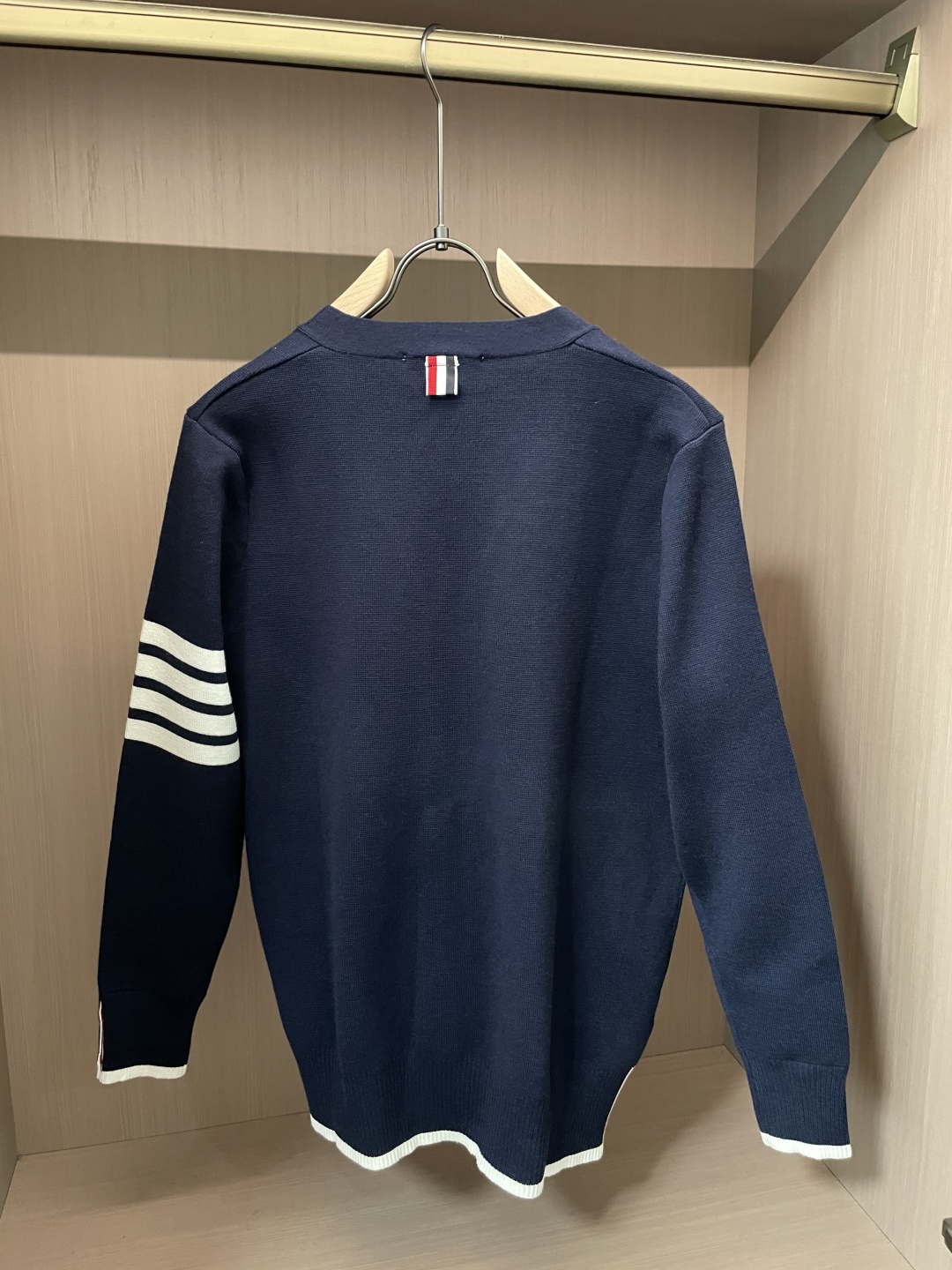 TB 新款开衫针织毛衣！经典永不过时！外观简洁干净，秋日可以单穿，深冬最为内搭！定制进口高支数羊毛混纺面