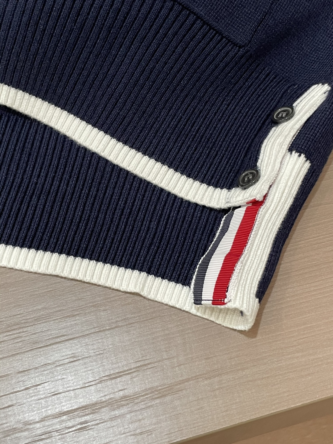 TB 新款开衫针织毛衣！经典永不过时！外观简洁干净，秋日可以单穿，深冬最为内搭！定制进口高支数羊毛混纺面