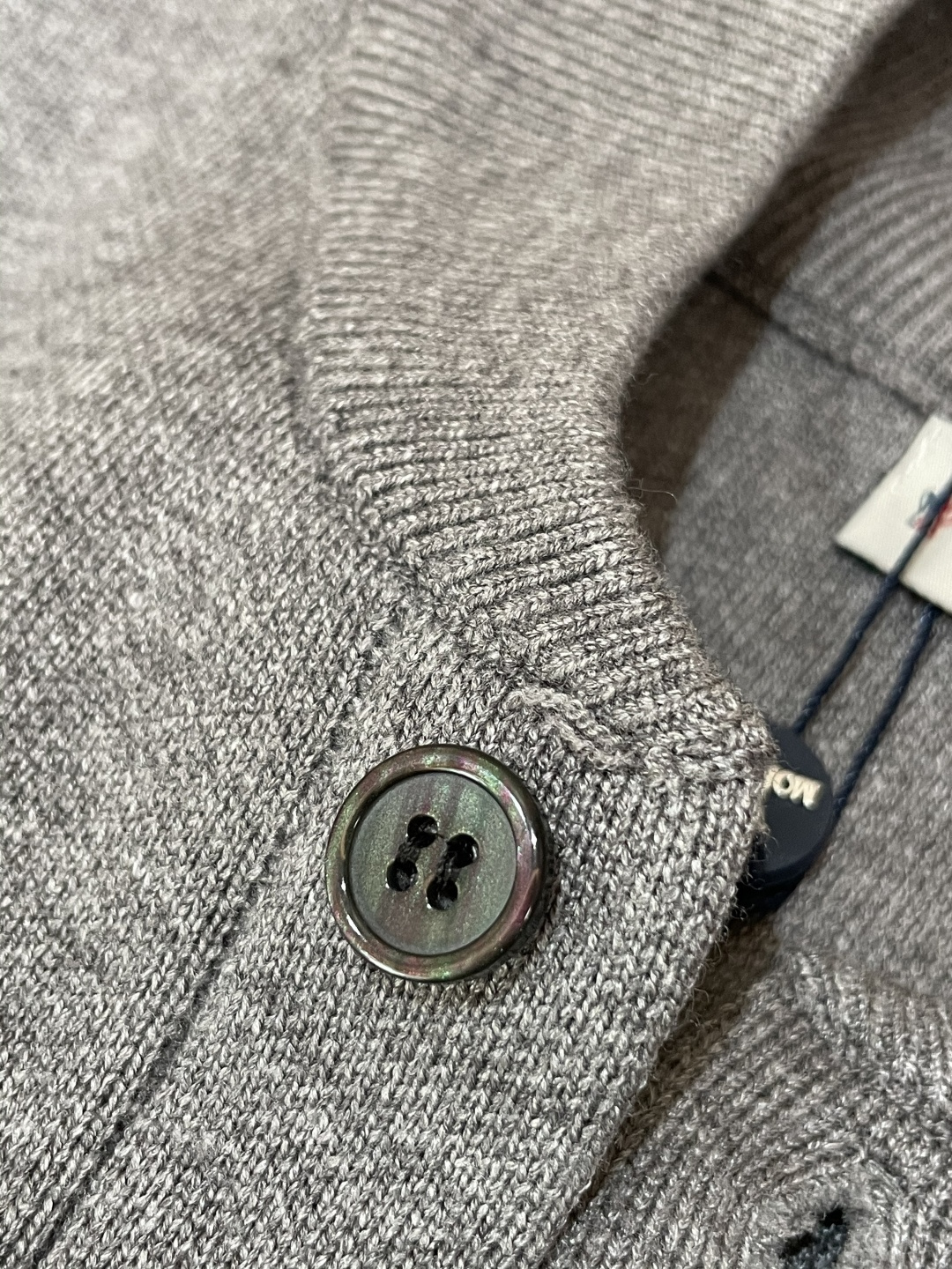 蒙口 新款开衫针织毛衣！经典永不过时！外观简洁干净，秋日可以单穿，深冬最为内搭！定制进口高支数羊毛混纺面