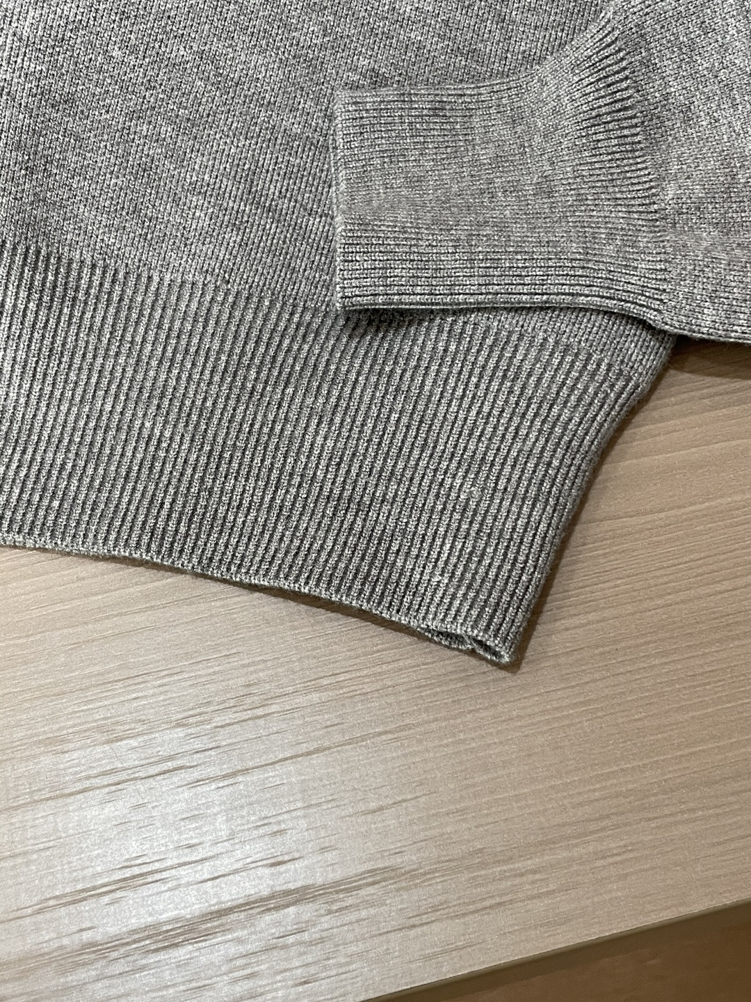 蒙口 新款开衫针织毛衣！经典永不过时！外观简洁干净，秋日可以单穿，深冬最为内搭！定制进口高支数羊毛混纺面