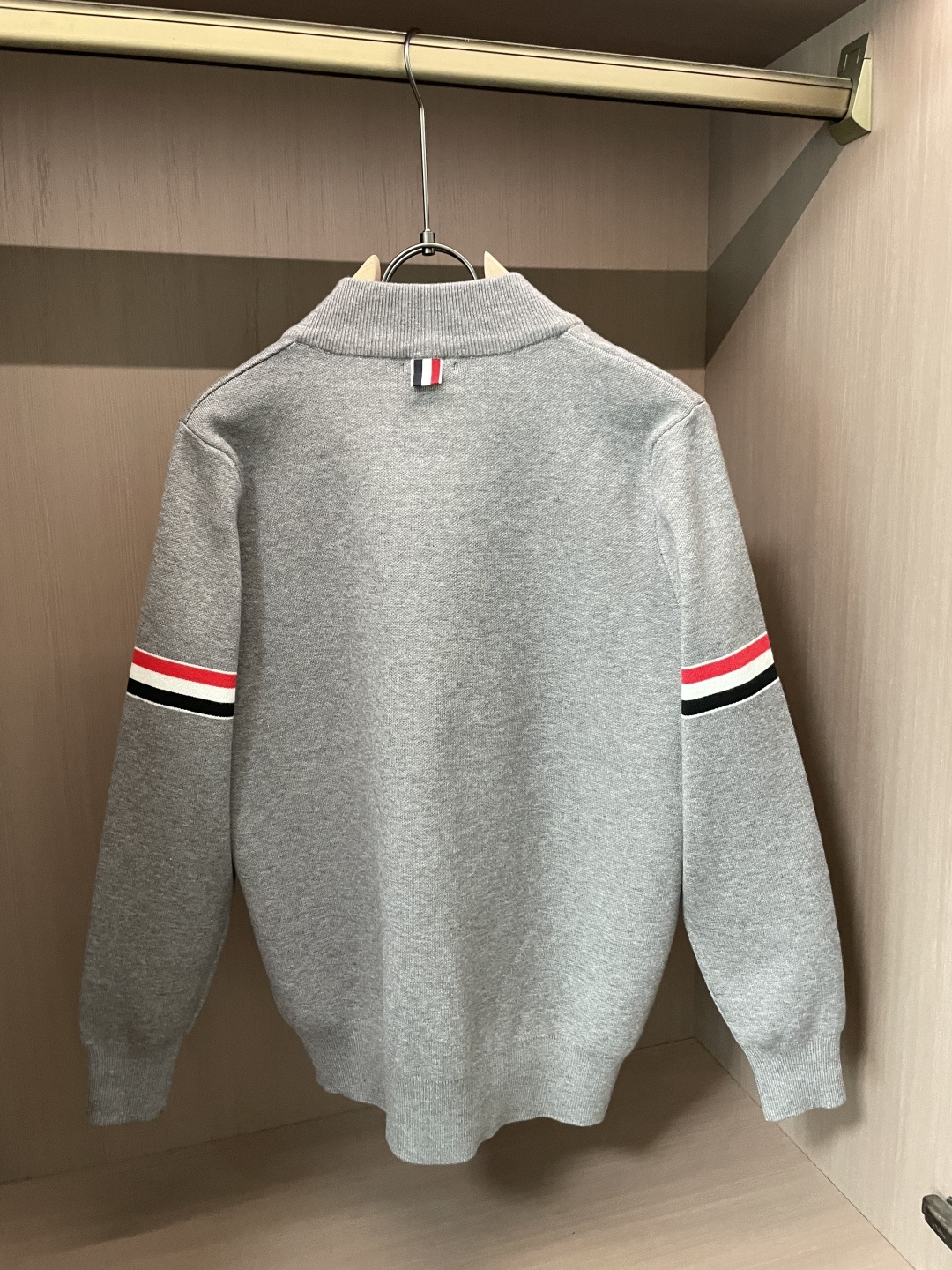 蒙口 新款开衫针织毛衣！经典永不过时！外观简洁干净，秋日可以单穿，深冬最为内搭！定制进口高支数羊毛混纺面