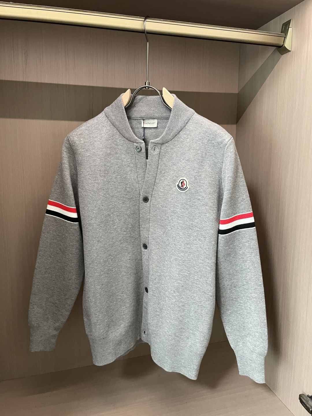 蒙口 新款开衫针织毛衣！经典永不过时！外观简洁干净，秋日可以单穿，深冬最为内搭！定制进口高支数羊毛混纺面