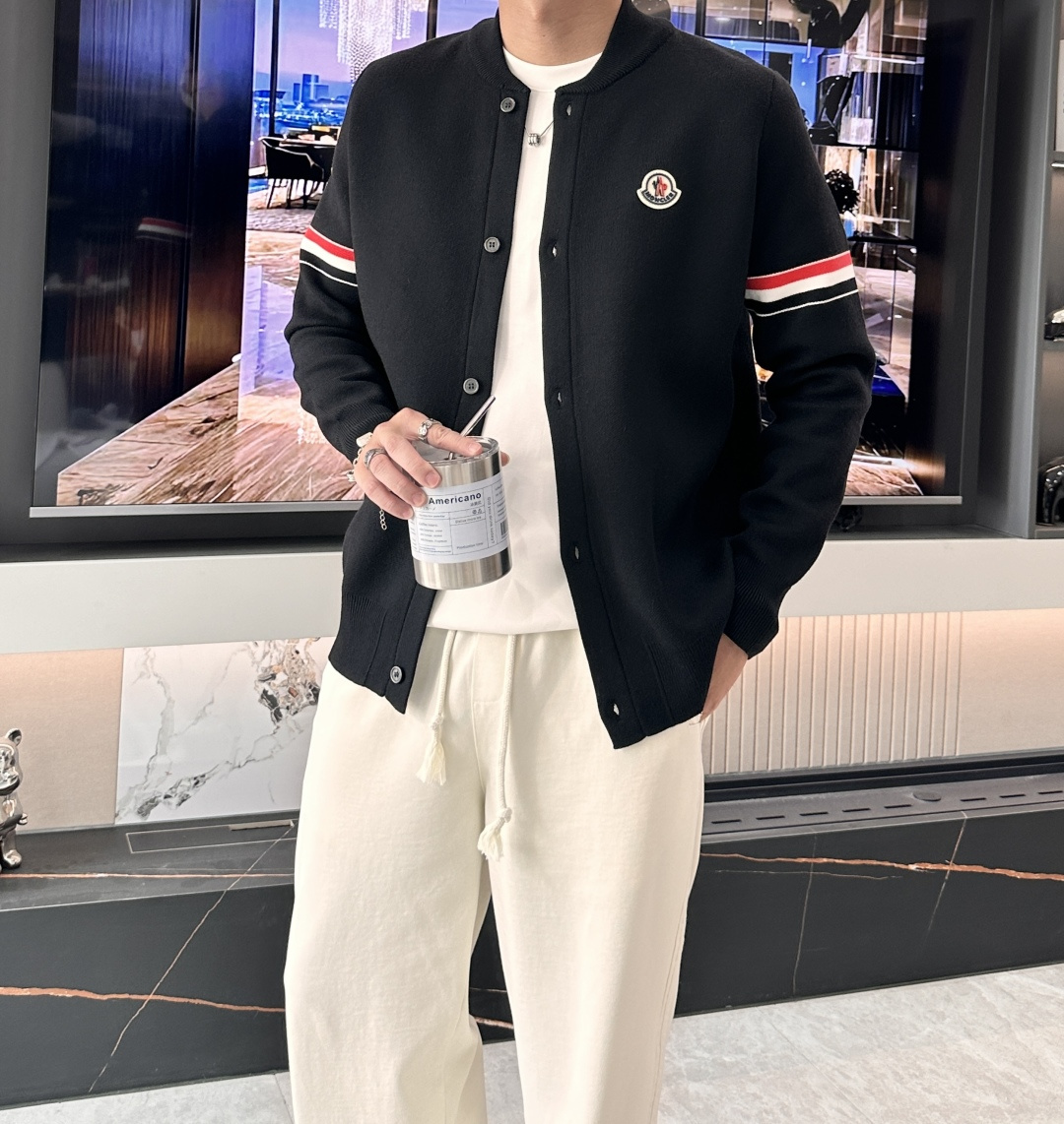 NO:537324,A new cardigan knitted sweater!  Classics are never out of date!  The appearance is simple and clean, you can wear it alone in autumn, and the inner one is the most suitable for late winter!  Custom imported high-count wool blend fabric, soft and skin-friendly!  It also has good warmth and comfort!  Number of codes 48-56, Moncler, sweaters, alexander wang19860909蒙口 新款开衫针织毛衣！经典永不过时！外观简洁干净,秋日可以单穿,深冬最为内搭！定制进口高支数羊毛混纺面料,经过柔顺处理,亲肤不扎！同时具有良好的保暖性与舒适性！ 码数48-56,,Moncler,sweaters,alexander wang,Men's clothing