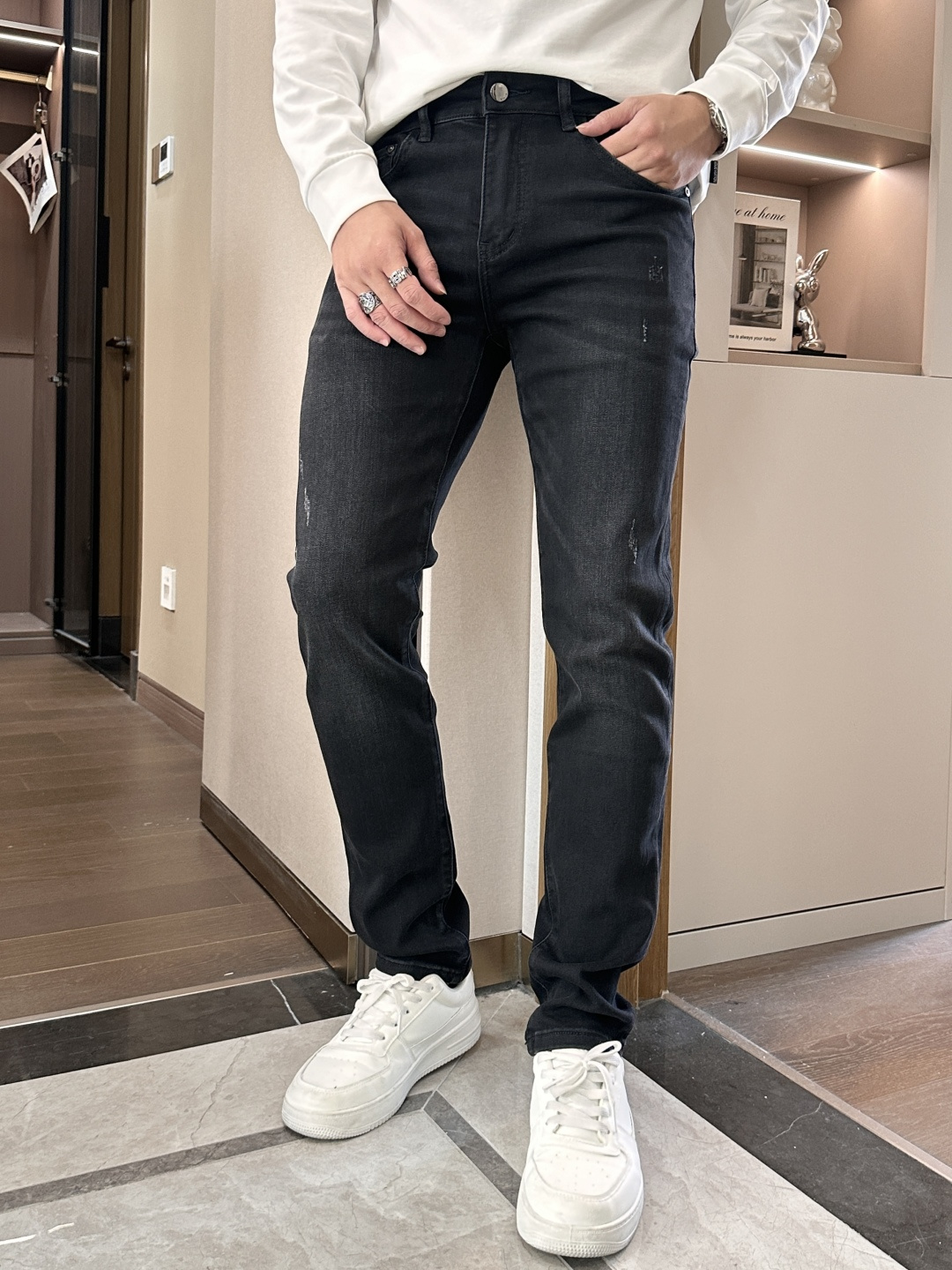 NO:537309,Croxin 2025 new model!  High-end customized slim-fit business straight jeans, original hardware accessories, a style that is fully suitable for daily business and leisure. The upper body effect is super positive, three-dimensional slim-fit buttocks are lifted, and the leg lines are fully demonstrated, including Tennis special cotton fabric!  It belongs to the type of woven cotton!  The texture is firm and delicate, the upper body is very comfortable and stylish, and it is extremely practical and versatile, which is very worth buying!  Requested recommendations from old customers!  !  Size 29-38, Chrome hearts, jeans, alexander wang19860909克罗心 2025新款！高端订制修身商务直筒牛仔裤 原版五金辅料 日常商务休闲都完全适用的款,上身效果超正,立体修身提臀,腿部线条完全得到彰显,含天丝特殊棉面料！属于色织棉的类型！纹理紧致细腻,上身非常舒适有型,而且极为实穿百搭,非常值得入手！老客户必收推荐！！ 尺码29-38,,chrome hearts,jeans,alexander wang,Men's clothing