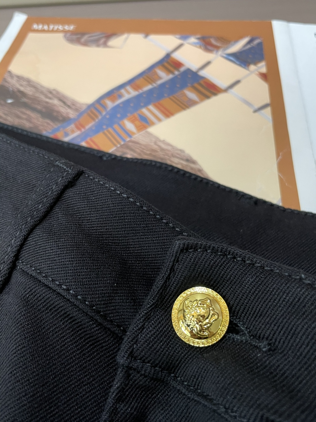 范思哲 2025新款！高端订制修身商务直筒牛仔裤 原版五金辅料 日常商务休闲都完全适用的款，上身效果超正