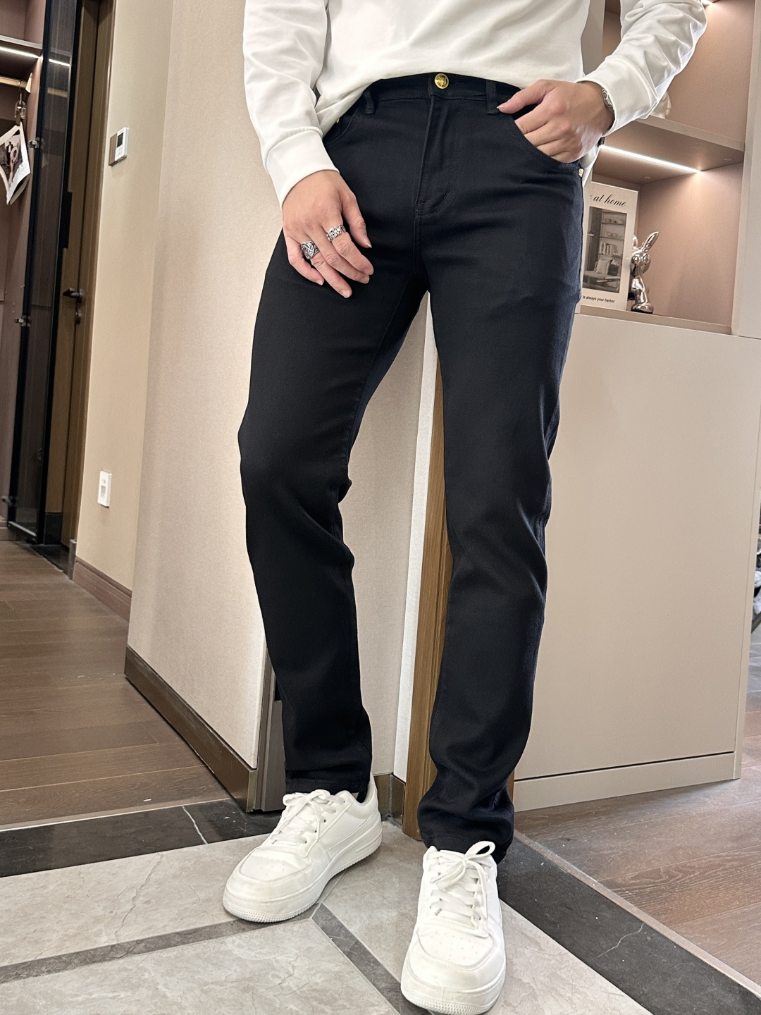 NO:537313,Versace 2025 new model!  High-end customized slim-fit business straight jeans, original hardware accessories, a style that is fully suitable for daily business and leisure. The upper body effect is super positive, three-dimensional slim-fit buttocks are lifted, and the leg lines are fully demonstrated, including Tennis special cotton fabric!  It belongs to the type of woven cotton!  The texture is firm and delicate, the upper body is very comfortable and stylish, and it is extremely practical and versatile, which is very worth buying!  Requested recommendations from old customers!  !  Size 29-38, versace, jeans, alexander wang19860909范思哲 2025新款！高端订制修身商务直筒牛仔裤 原版五金辅料 日常商务休闲都完全适用的款,上身效果超正,立体修身提臀,腿部线条完全得到彰显,含天丝特殊棉面料！属于色织棉的类型！纹理紧致细腻,上身非常舒适有型,而且极为实穿百搭,非常值得入手！老客户必收推荐！！ 尺码29-38,,versace,jeans,alexander wang,Men's clothing