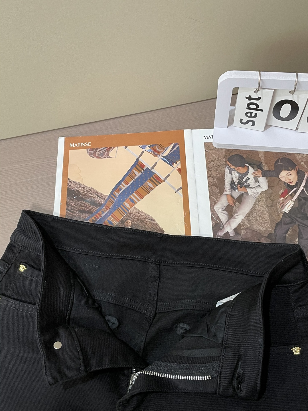 范思哲 2025新款！高端订制修身商务直筒牛仔裤 原版五金辅料 日常商务休闲都完全适用的款，上身效果超正