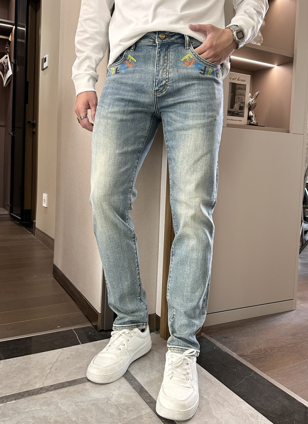 NO:537315,FD 2025 new model!  High-end customized slim-fit business straight jeans, original hardware accessories, a style that is fully suitable for daily business and leisure. The upper body effect is super positive, three-dimensional slim-fit buttocks are lifted, and the leg lines are fully demonstrated, including Tennis special cotton fabric!  It belongs to the type of woven cotton!  The texture is firm and delicate, the upper body is very comfortable and stylish, and it is extremely practical and versatile, which is very worth buying!  Requested recommendations from old customers!  !  Size 29-38, jeans,alexander wang19860909FD 2025新款！高端订制修身商务直筒牛仔裤 原版五金辅料 日常商务休闲都完全适用的款,上身效果超正,立体修身提臀,腿部线条完全得到彰显,含天丝特殊棉面料！属于色织棉的类型！纹理紧致细腻,上身非常舒适有型,而且极为实穿百搭,非常值得入手！老客户必收推荐！！ 尺码29-38,,jeans,alexander wang,Men's clothing