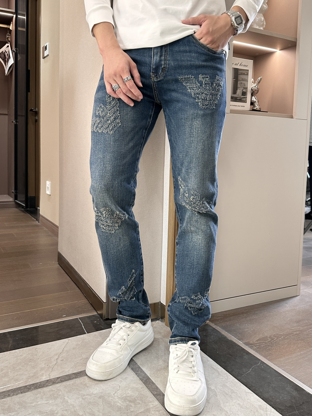 NO:537317,Armani 2025 new model!  High-end customized slim-fit business straight jeans, original hardware accessories, a style that is fully suitable for daily business and leisure. The upper body effect is super positive, three-dimensional slim-fit buttocks are lifted, and the leg lines are fully demonstrated, including Tennis special cotton fabric!  It belongs to the type of woven cotton!  The texture is firm and delicate, the upper body is very comfortable and stylish, and it is extremely practical and versatile, which is very worth buying!  Requested recommendations from old customers!  !  Size 29-38, Armani,jeans,alexander wang19860909阿玛尼 2025新款！高端订制修身商务直筒牛仔裤 原版五金辅料 日常商务休闲都完全适用的款,上身效果超正,立体修身提臀,腿部线条完全得到彰显,含天丝特殊棉面料！属于色织棉的类型！纹理紧致细腻,上身非常舒适有型,而且极为实穿百搭,非常值得入手！老客户必收推荐！！ 尺码29-38,,armani,jeans,alexander wang,Men's clothing