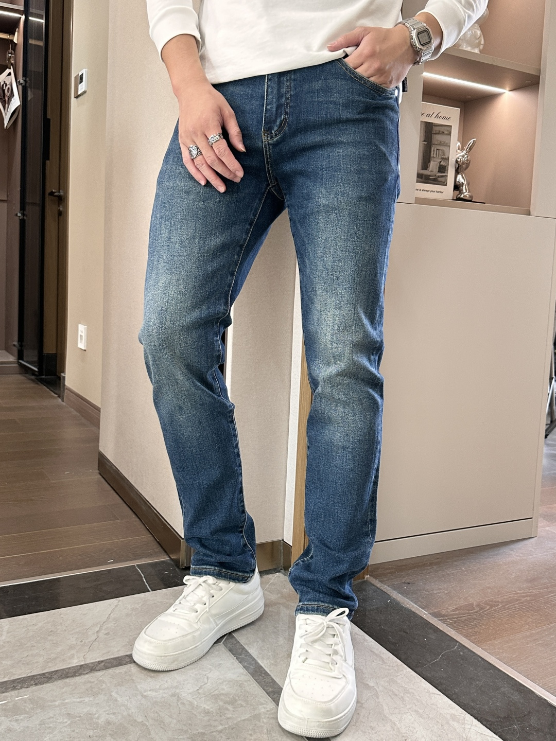 NO:537319,FD 2025 new model!  High-end customized slim-fit business straight jeans, original hardware accessories, a style that is fully suitable for daily business and leisure. The upper body effect is super positive, three-dimensional slim-fit buttocks are lifted, and the leg lines are fully demonstrated, including Tennis special cotton fabric!  It belongs to the type of woven cotton!  The texture is firm and delicate, the upper body is very comfortable and stylish, and it is extremely practical and versatile, which is very worth buying!  Requested recommendations from old customers!  !  Size 29-38, jeans,alexander wang19860909FD 2025新款！高端订制修身商务直筒牛仔裤 原版五金辅料 日常商务休闲都完全适用的款,上身效果超正,立体修身提臀,腿部线条完全得到彰显,含天丝特殊棉面料！属于色织棉的类型！纹理紧致细腻,上身非常舒适有型,而且极为实穿百搭,非常值得入手！老客户必收推荐！！ 尺码29-38,,jeans,alexander wang,Men's clothing