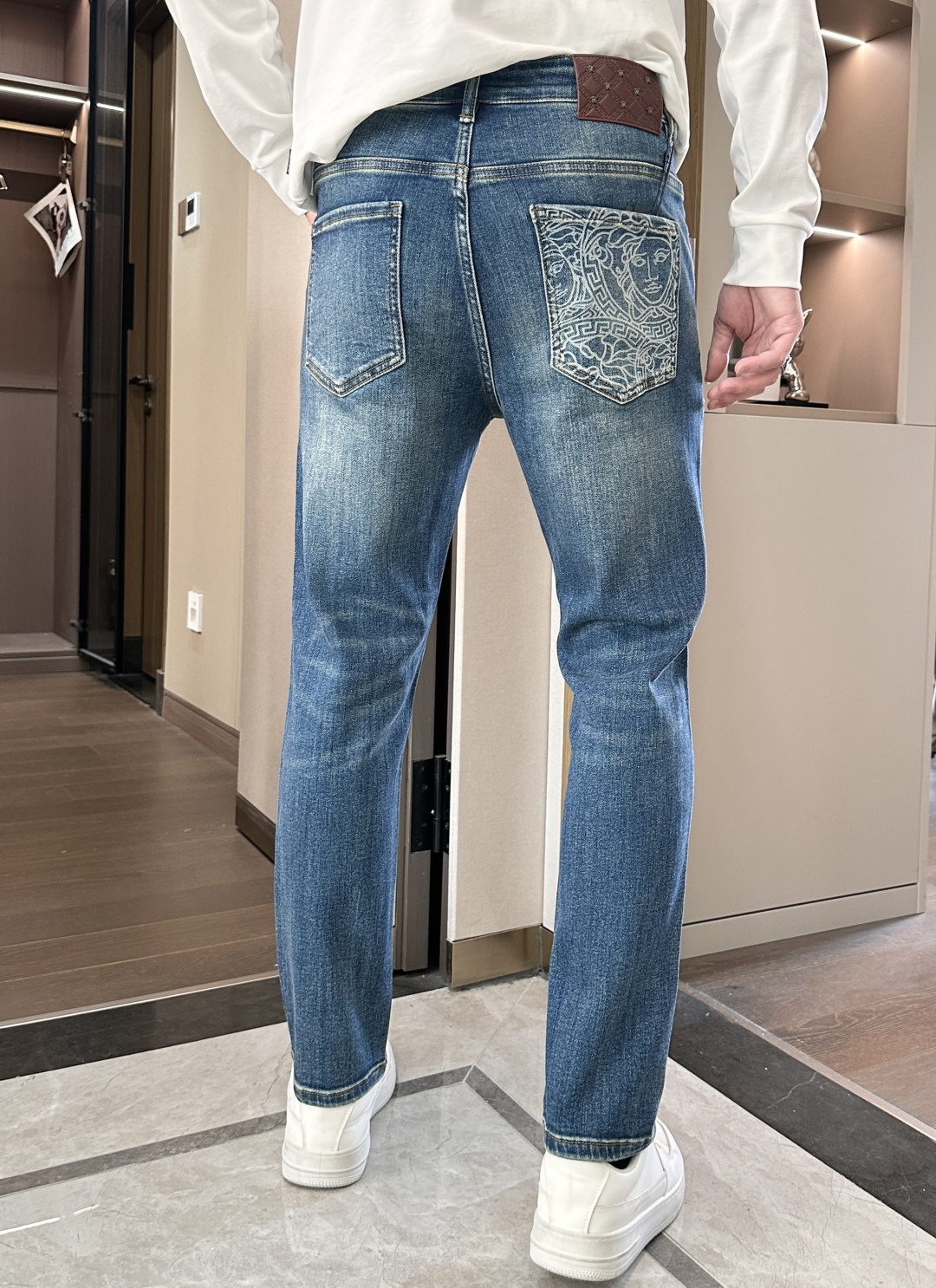 范思哲 2025新款！高端订制修身商务直筒牛仔裤 原版五金辅料 日常商务休闲都完全适用的款，上身效果超正