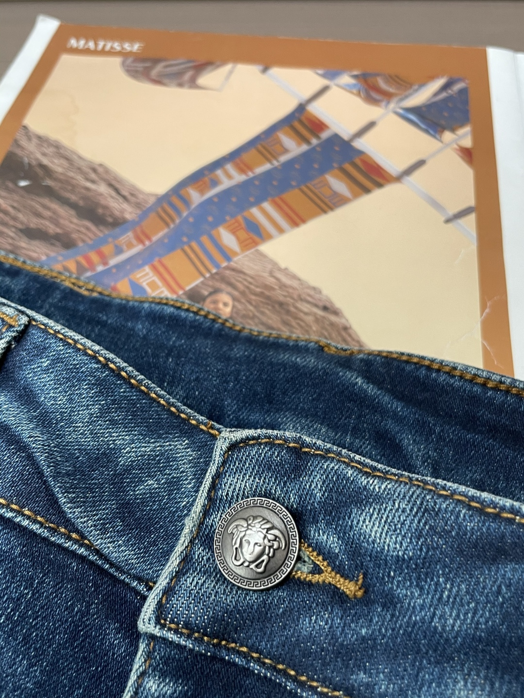 范思哲 2025新款！高端订制修身商务直筒牛仔裤 原版五金辅料 日常商务休闲都完全适用的款，上身效果超正