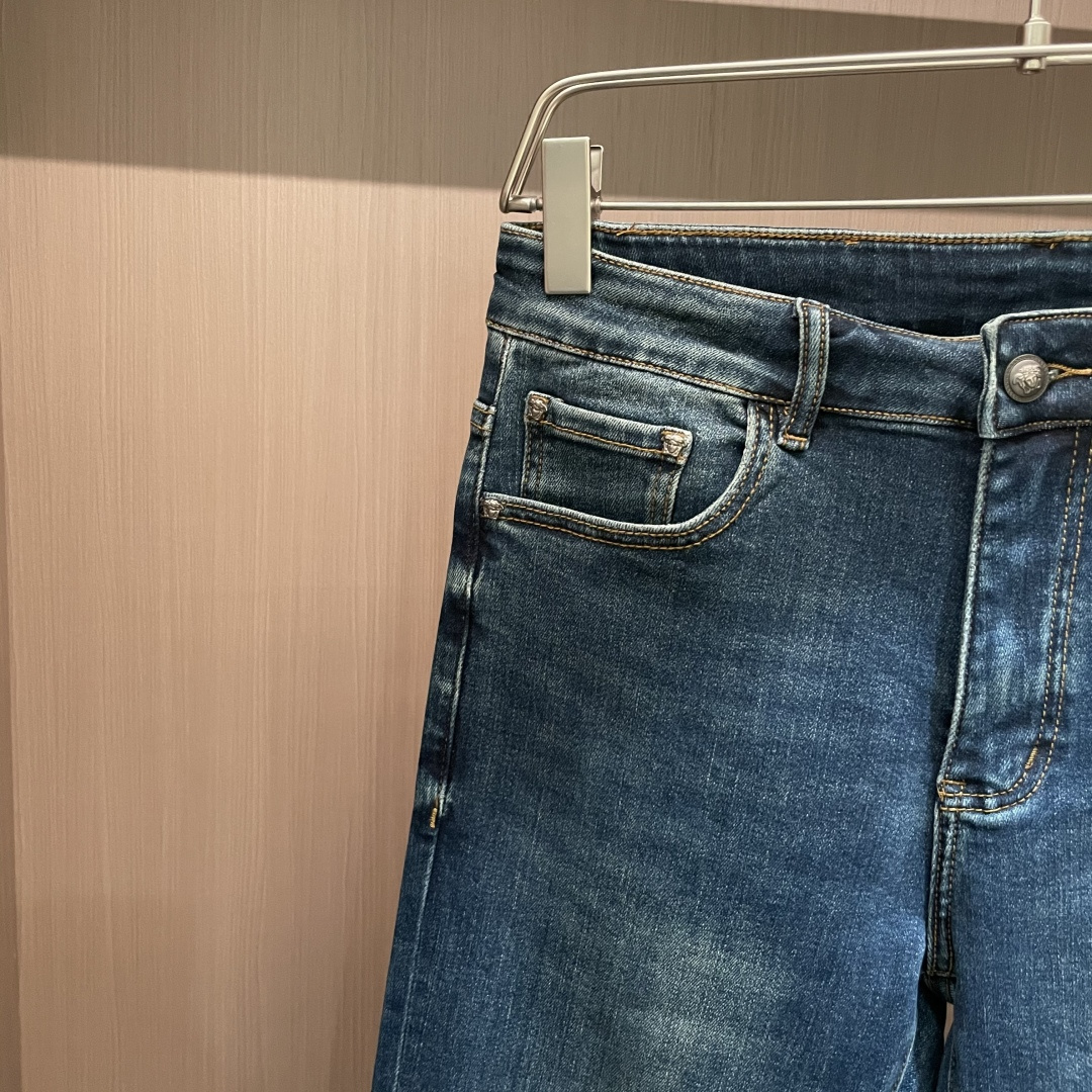 范思哲 2025新款！高端订制修身商务直筒牛仔裤 原版五金辅料 日常商务休闲都完全适用的款，上身效果超正
