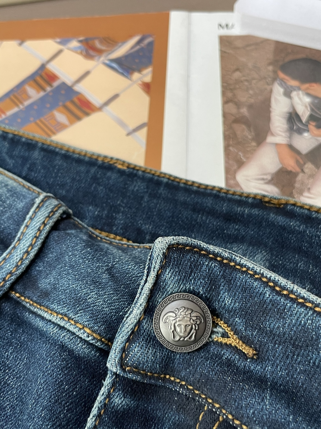 范思哲 2025新款！高端订制修身商务直筒牛仔裤 原版五金辅料 日常商务休闲都完全适用的款，上身效果超正