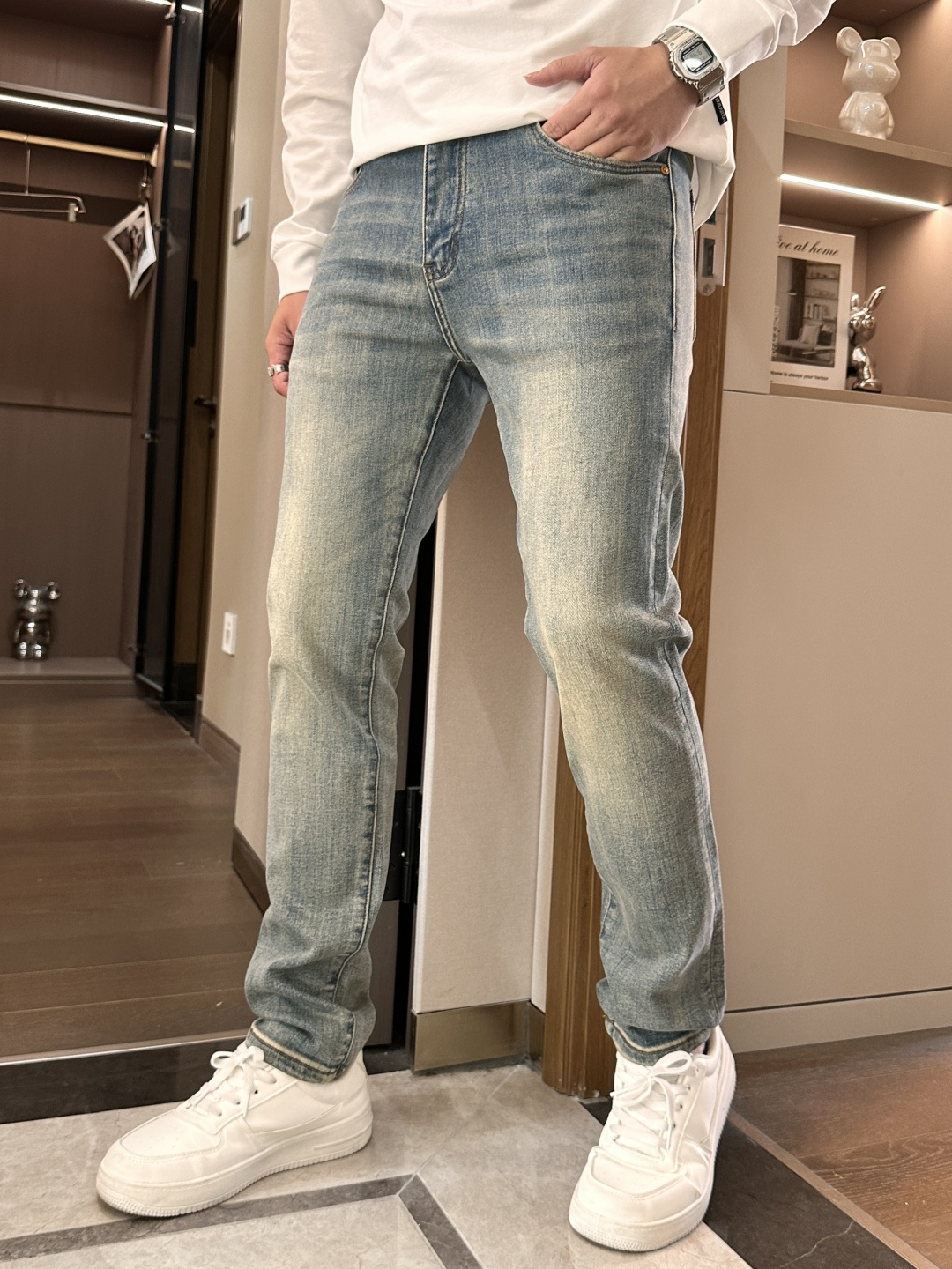 NO:537325,Queen Mother Cinnamon 2025 new model!  High-end customized slim-fit business straight jeans, original hardware accessories, a style that is fully suitable for daily business and leisure. The upper body effect is super positive, three-dimensional slim-fit buttocks are lifted, and the leg lines are fully demonstrated, including Tennis special cotton fabric!  It belongs to the type of woven cotton!  The texture is firm and delicate, the upper body is very comfortable and stylish, and it is extremely practical and versatile, which is very worth buying!  Requested recommendations from old customers!  !  Size 29-38, jeans,alexander wang19860909西太后 2025新款！高端订制修身商务直筒牛仔裤 原版五金辅料 日常商务休闲都完全适用的款,上身效果超正,立体修身提臀,腿部线条完全得到彰显,含天丝特殊棉面料！属于色织棉的类型！纹理紧致细腻,上身非常舒适有型,而且极为实穿百搭,非常值得入手！老客户必收推荐！！ 尺码29-38,,jeans,alexander wang,Men's clothing