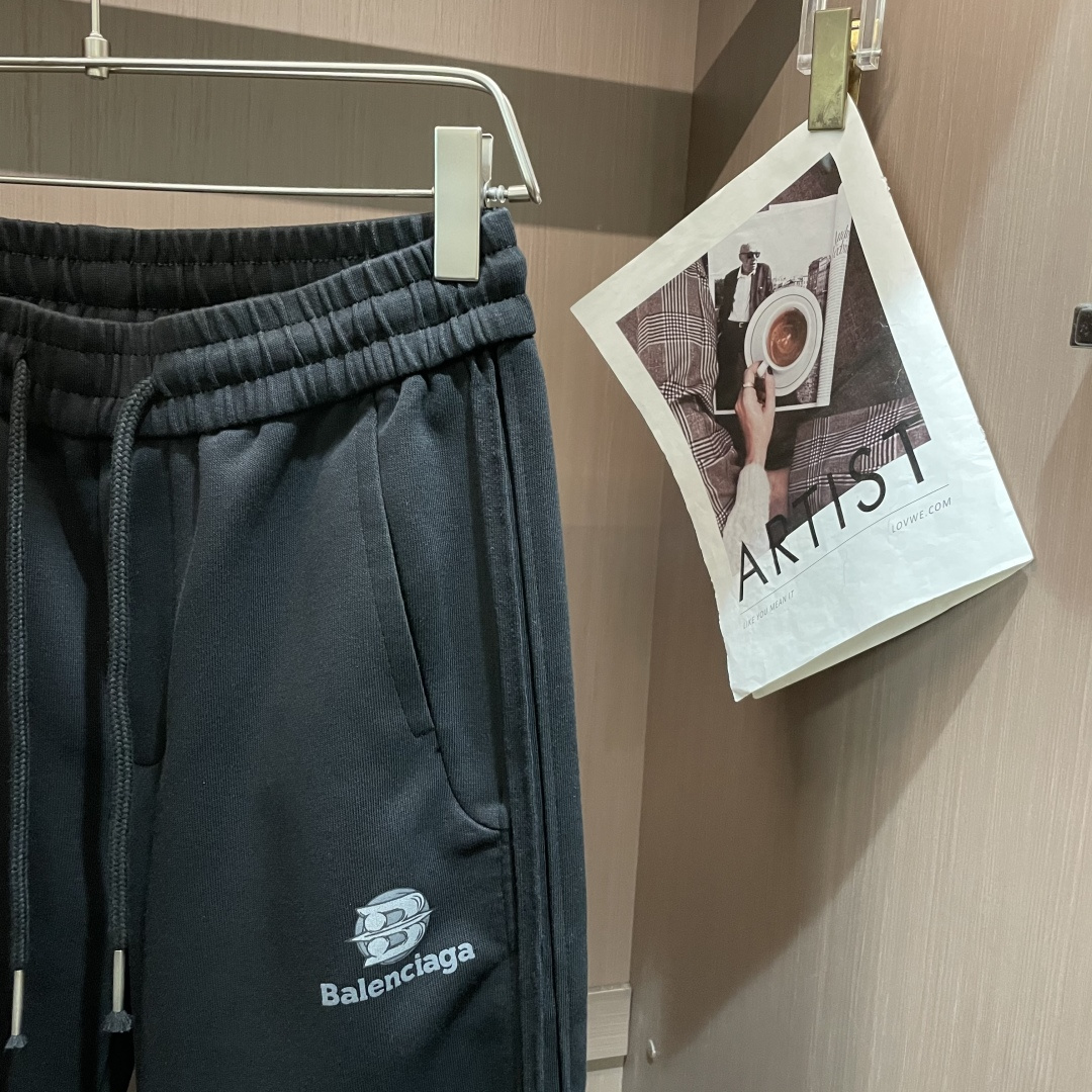 巴黎世家 2025秋冬最新休闲裤 潮人必备 版型超赞，能很好的修复各种腿型，非常个性！柔软排汗，舒适度极