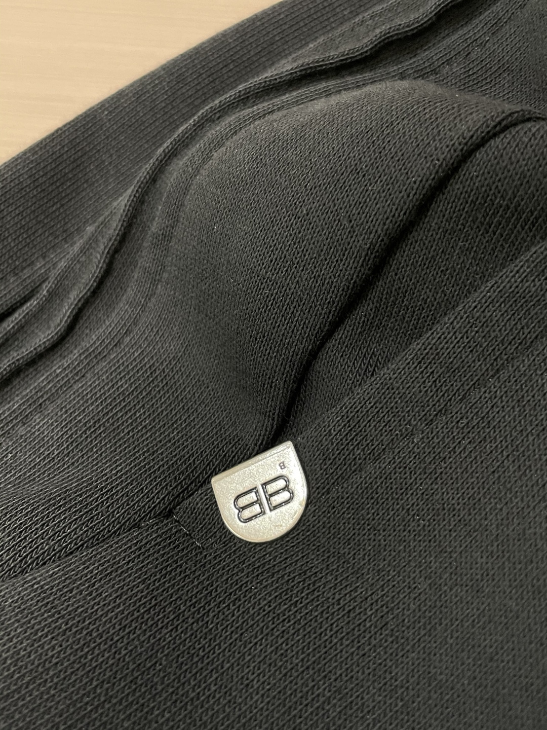 巴黎世家 2025秋冬最新休闲裤 潮人必备 版型超赞，能很好的修复各种腿型，非常个性！柔软排汗，舒适度极