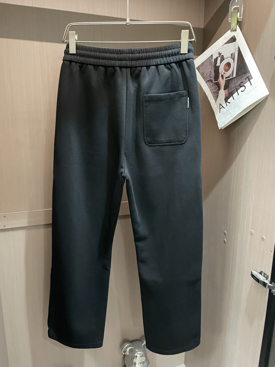 巴黎世家 2025秋冬最新休闲裤 潮人必备 版型超赞，能很好的修复各种腿型，非常个性！柔软排汗，舒适度极