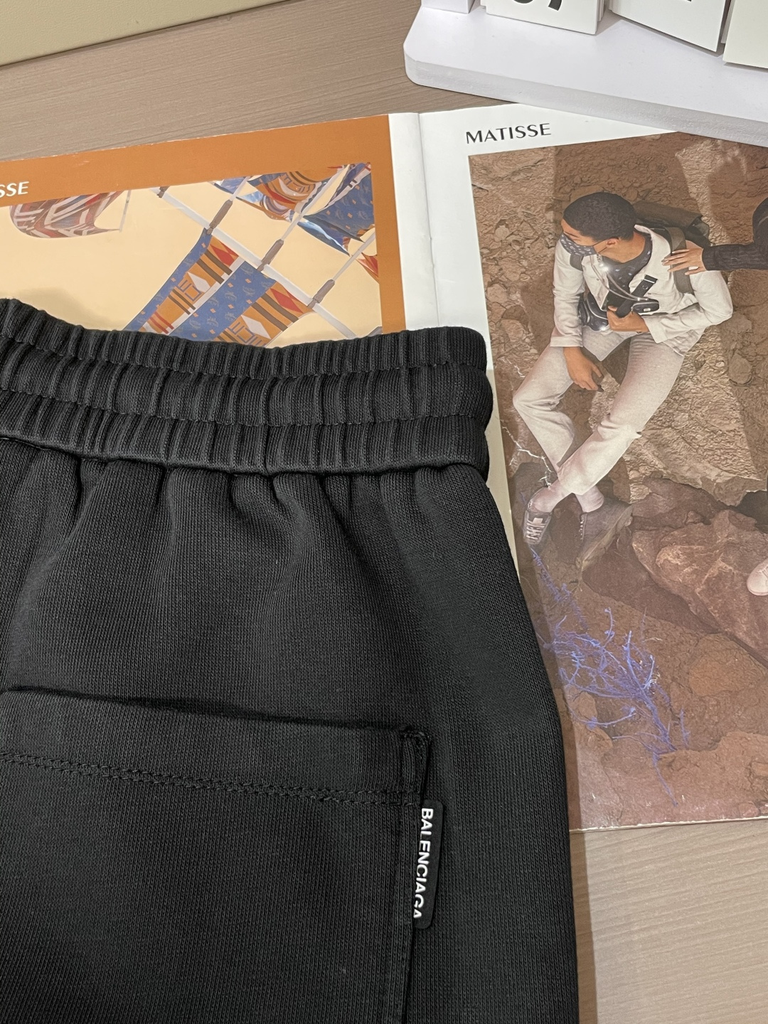 巴黎世家 2025秋冬最新休闲裤 潮人必备 版型超赞，能很好的修复各种腿型，非常个性！柔软排汗，舒适度极