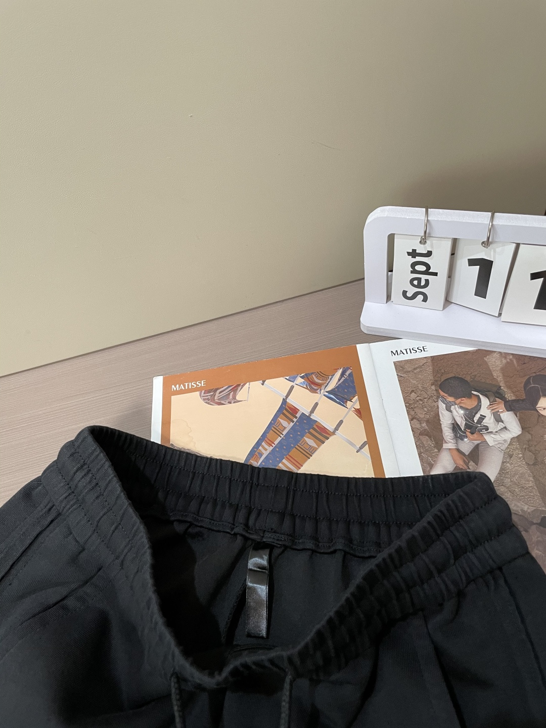 巴黎世家 2025秋冬最新休闲裤 潮人必备 版型超赞，能很好的修复各种腿型，非常个性！柔软排汗，舒适度极