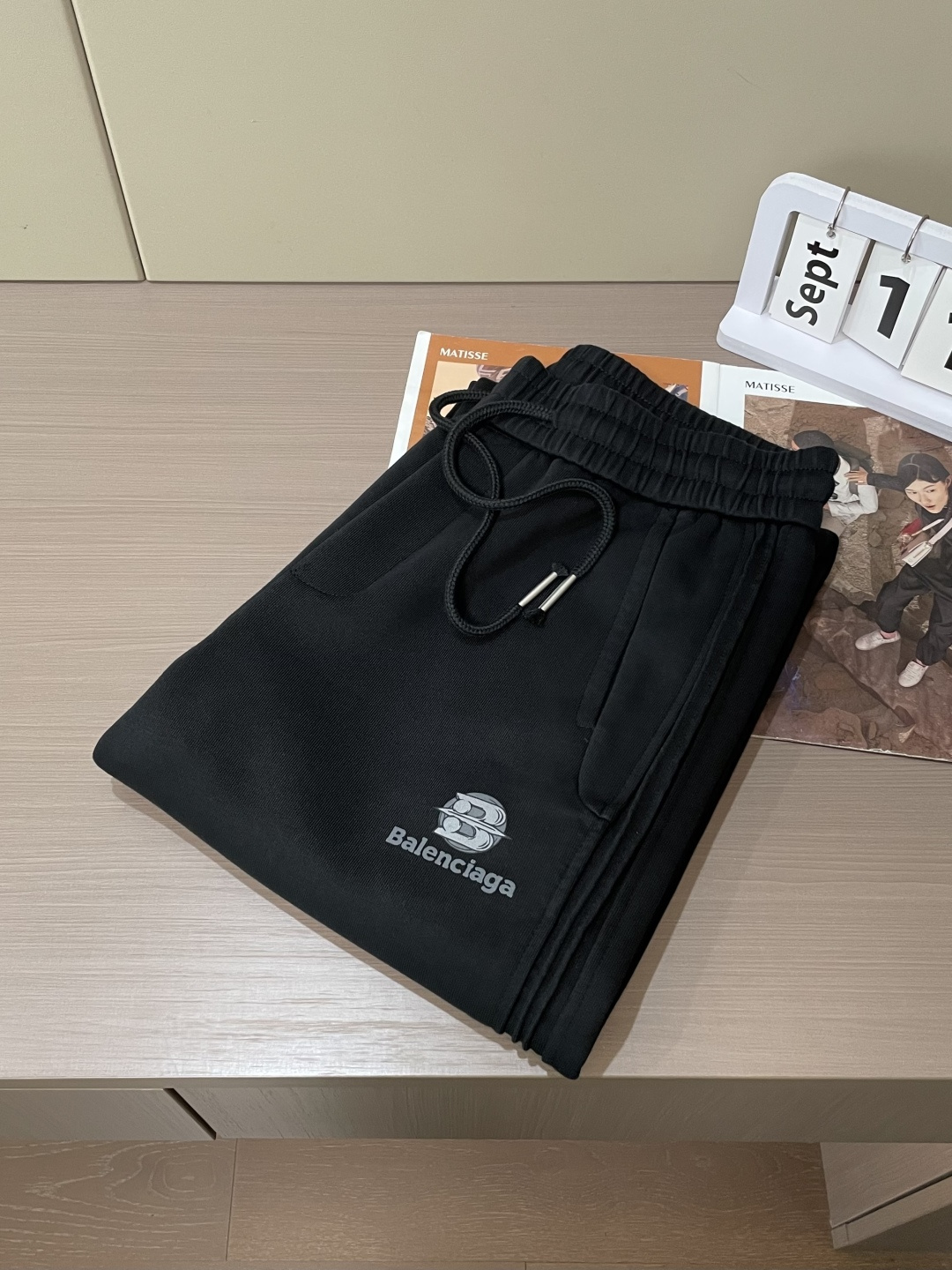 巴黎世家 2025秋冬最新休闲裤 潮人必备 版型超赞，能很好的修复各种腿型，非常个性！柔软排汗，舒适度极