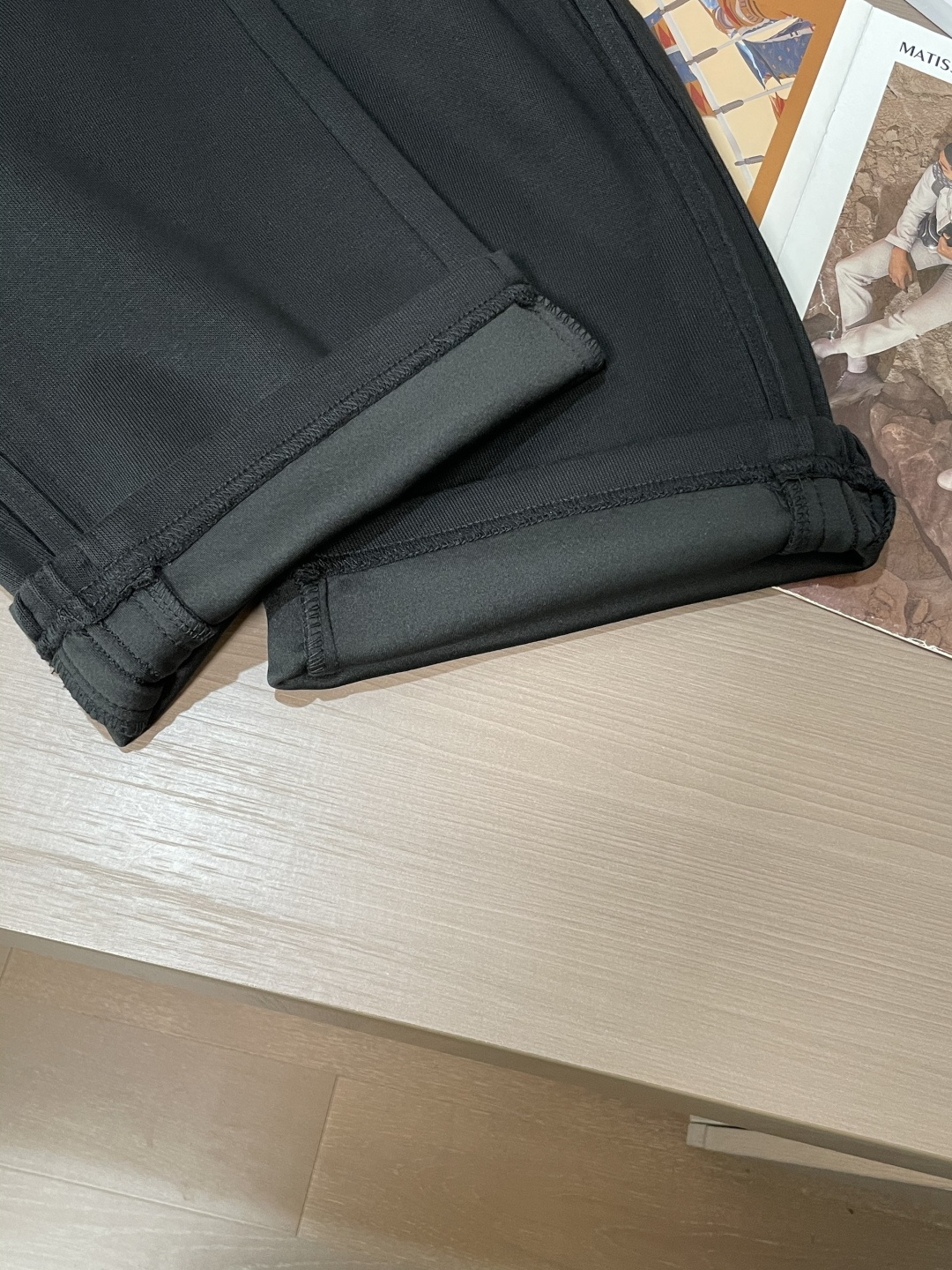 巴黎世家 2025秋冬最新休闲裤 潮人必备 版型超赞，能很好的修复各种腿型，非常个性！柔软排汗，舒适度极