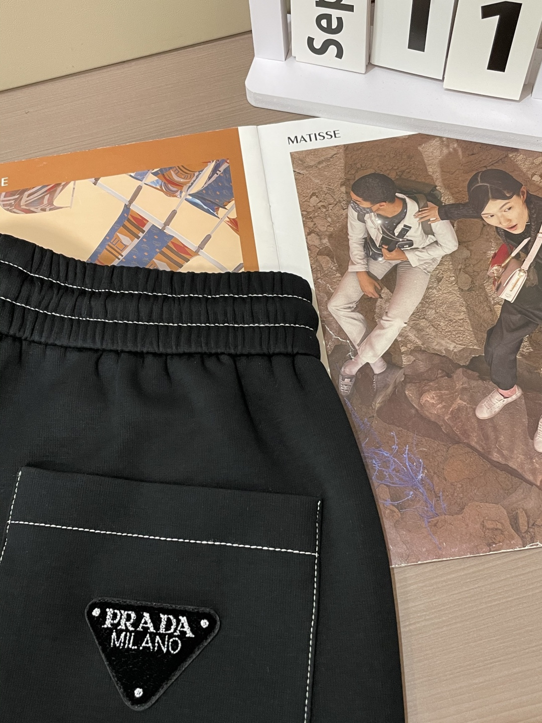 Prad 2025秋冬最新休闲裤 潮人必备 版型超赞，能很好的修复各种腿型，非常个性！柔软排汗，舒适度极