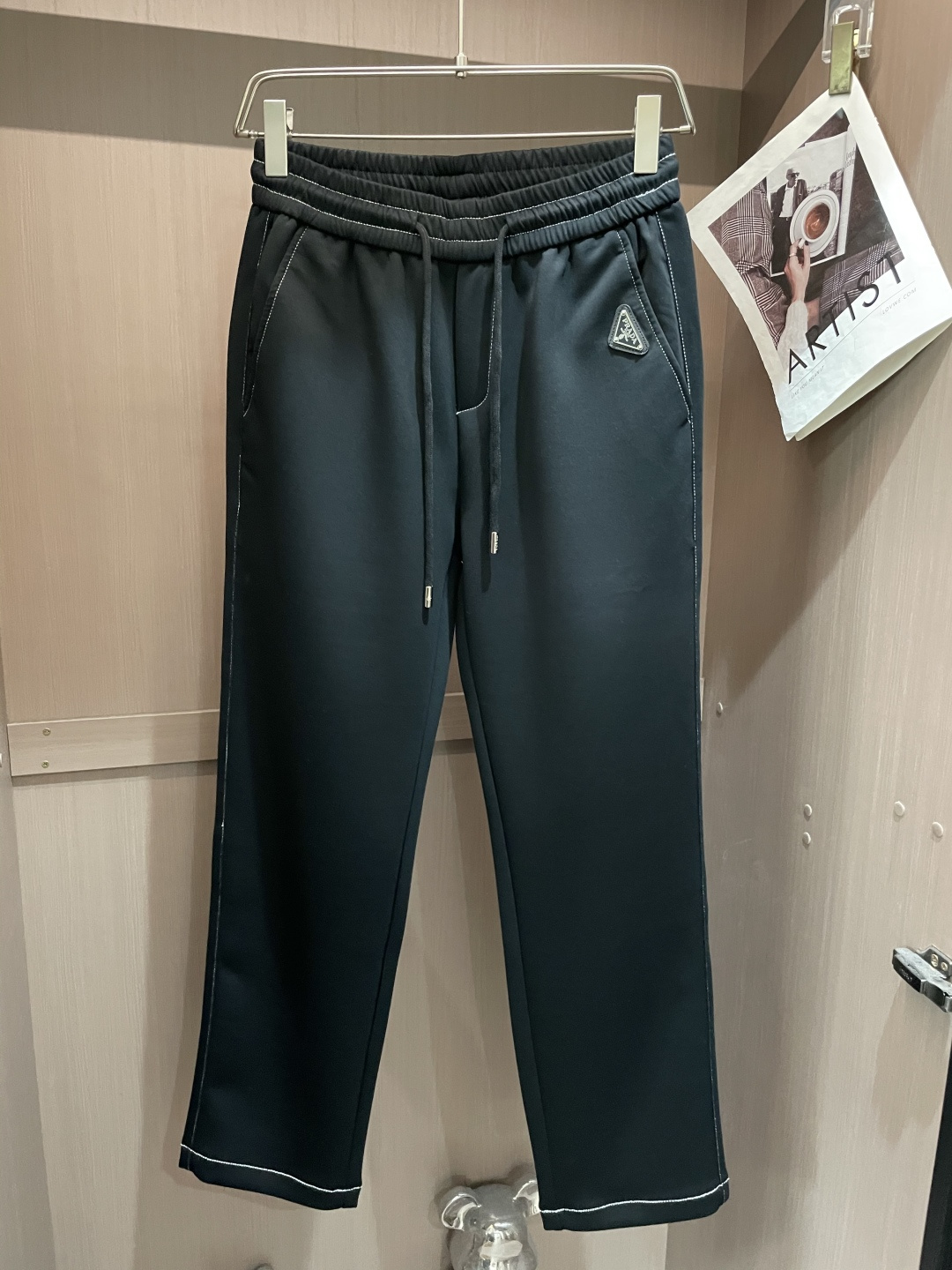 NO:539284,Prad 2025 Autumn and Winter latest casual pants, a must-have for trendy people. The style is excellent and can repair various leg shapes well, which is very personal!  Soft and sweat-relieving, extremely comfortable. Customized elastic rubber at the waist of the trouser legs and original auxiliary materials. The upper body is sports and casual and fashionable, and is essential for leisure and traveling. Size m-xxxl,,prada,alexander wang19860909Prad 2025秋冬最新休闲裤 潮人必备 版型超赞,能很好的修复各种腿型,非常个性！柔软排汗,舒适度极高.裤腿腰部订制松紧橡筋、原版辅料细节.上身运动休闲时尚,出街休闲、外出旅游必备. 尺码m-xxxl,,prada,alexander wang,Men's clothing