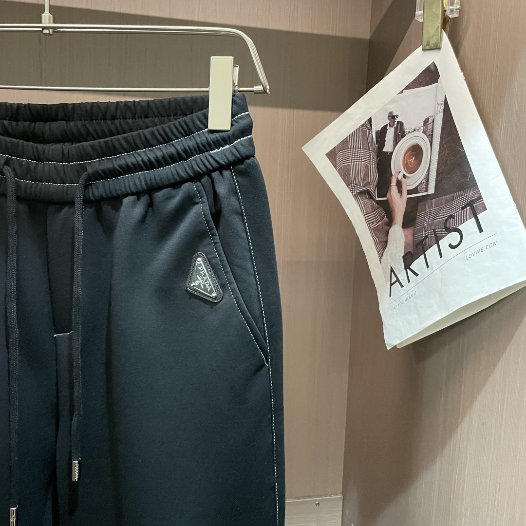 Prad 2025秋冬最新休闲裤 潮人必备 版型超赞，能很好的修复各种腿型，非常个性！柔软排汗，舒适度极