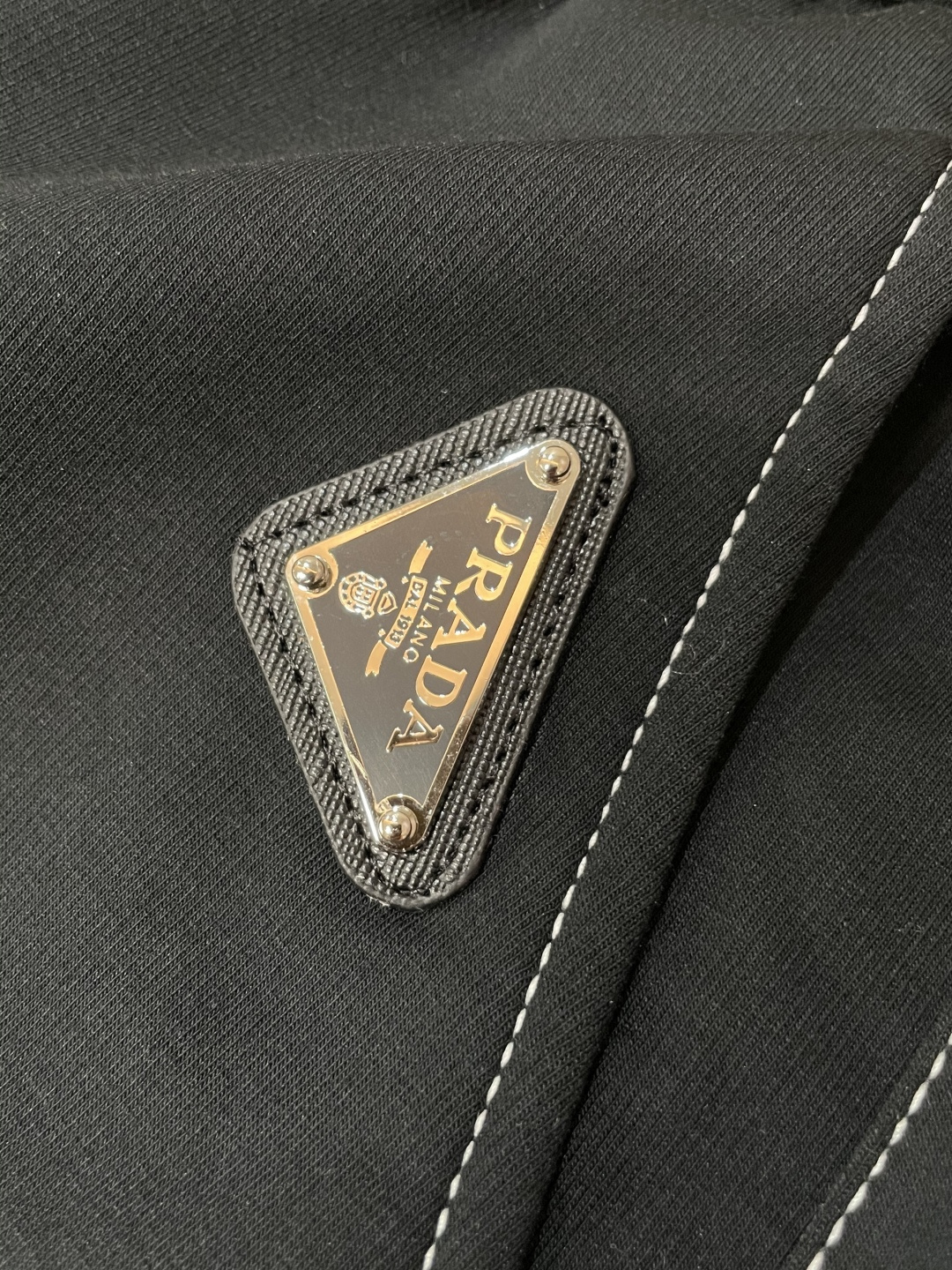 Prad 2025秋冬最新休闲裤 潮人必备 版型超赞，能很好的修复各种腿型，非常个性！柔软排汗，舒适度极