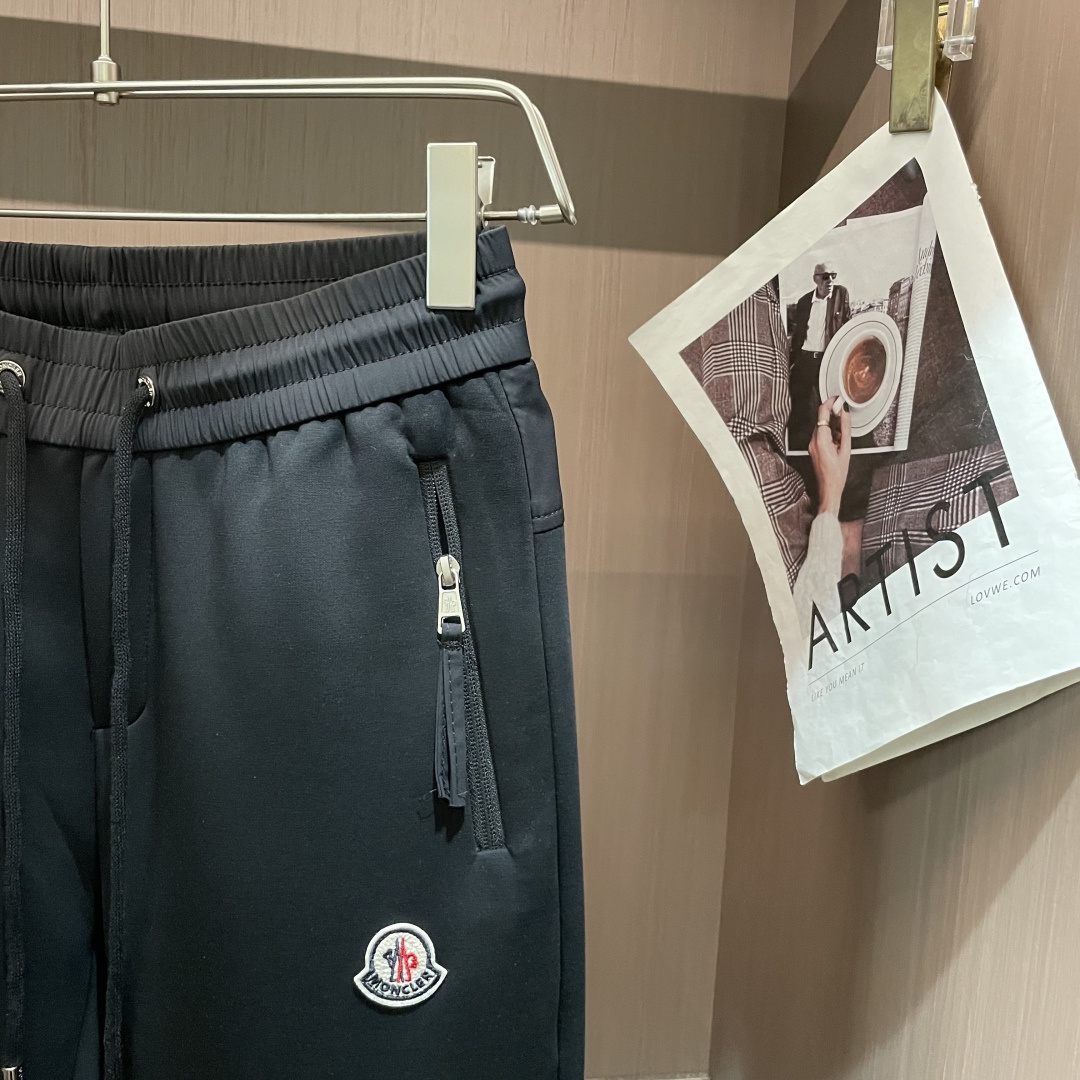 蒙口 2025秋冬最新休闲裤 潮人必备 版型超赞，能很好的修复各种腿型，非常个性！柔软排汗，舒适度极高。