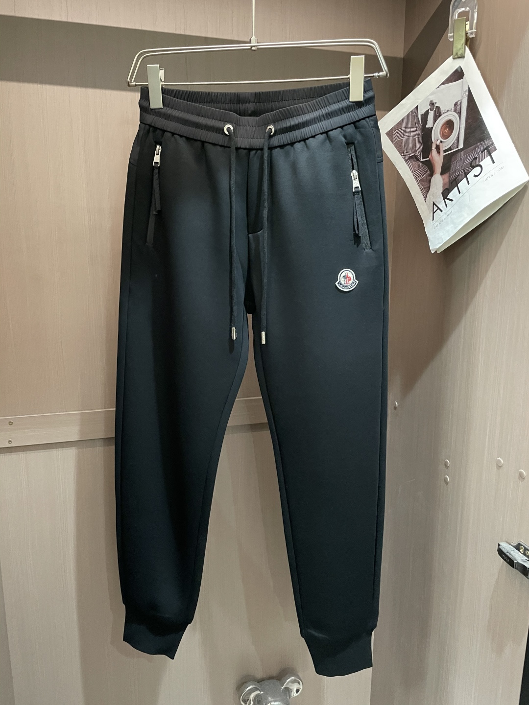 NO:539287,The latest casual pants for 2025 autumn and winter 2025 must-have for trendy people. The style is excellent and can repair various leg shapes well. It is very personal!  Soft and sweat-relieving, extremely comfortable. Customized elastic rubber at the waist of the trouser legs and original auxiliary materials. The upper body is sports and casual and fashionable, and is essential for leisure and traveling. Size m-xxxl, Moncler, alexander wang19860909蒙口 2025秋冬最新休闲裤 潮人必备 版型超赞,能很好的修复各种腿型,非常个性！柔软排汗,舒适度极高.裤腿腰部订制松紧橡筋、原版辅料细节.上身运动休闲时尚,出街休闲、外出旅游必备. 尺码m-xxxl,,Moncler,alexander wang,Men's clothing