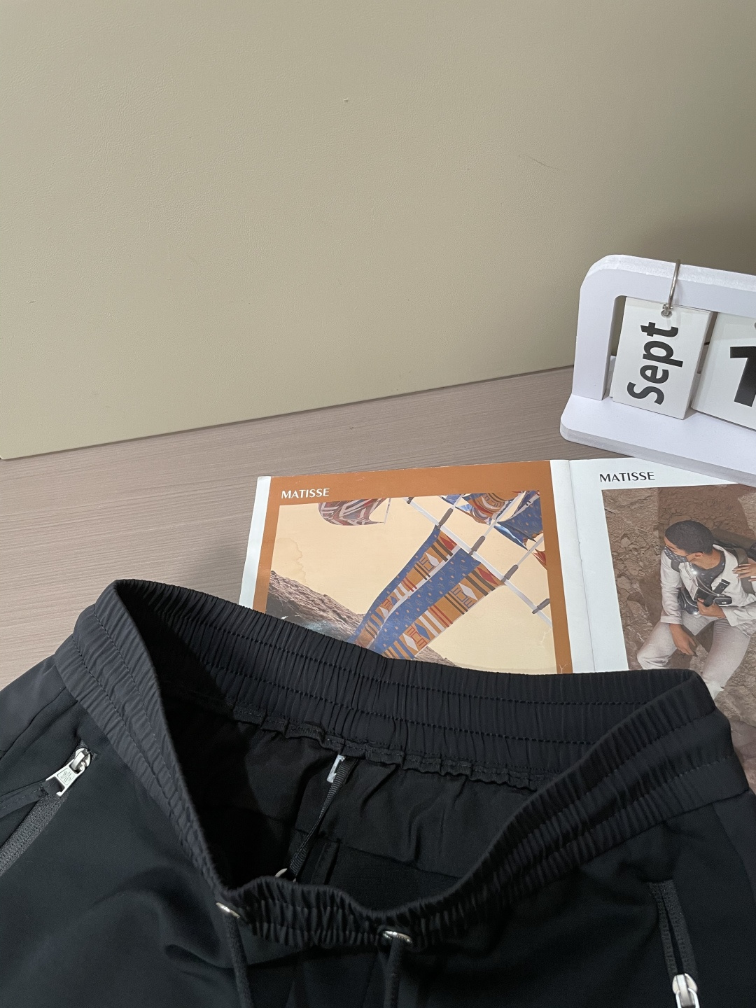 蒙口 2025秋冬最新休闲裤 潮人必备 版型超赞，能很好的修复各种腿型，非常个性！柔软排汗，舒适度极高。