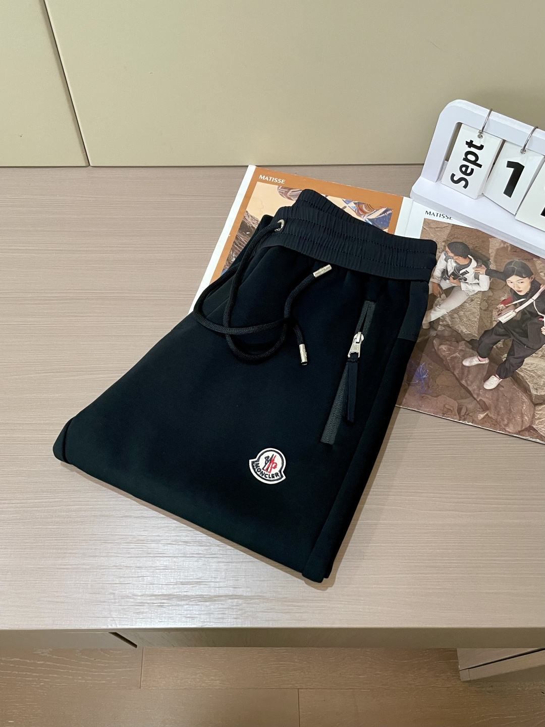 蒙口 2025秋冬最新休闲裤 潮人必备 版型超赞，能很好的修复各种腿型，非常个性！柔软排汗，舒适度极高。