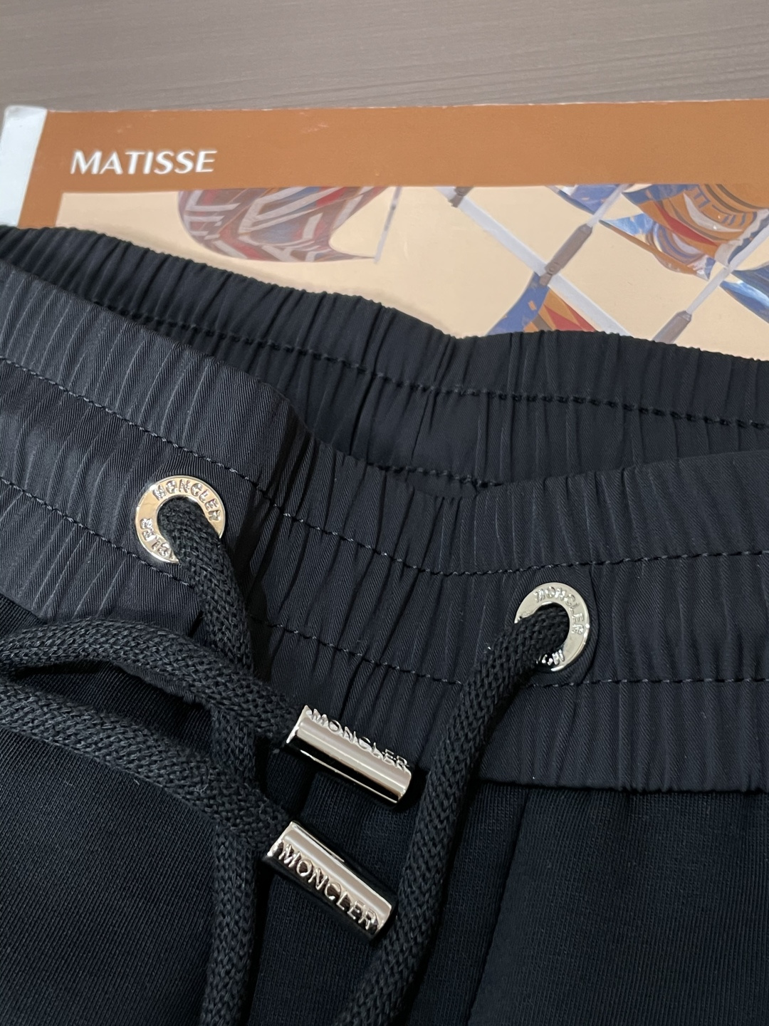 蒙口 2025秋冬最新休闲裤 潮人必备 版型超赞，能很好的修复各种腿型，非常个性！柔软排汗，舒适度极高。