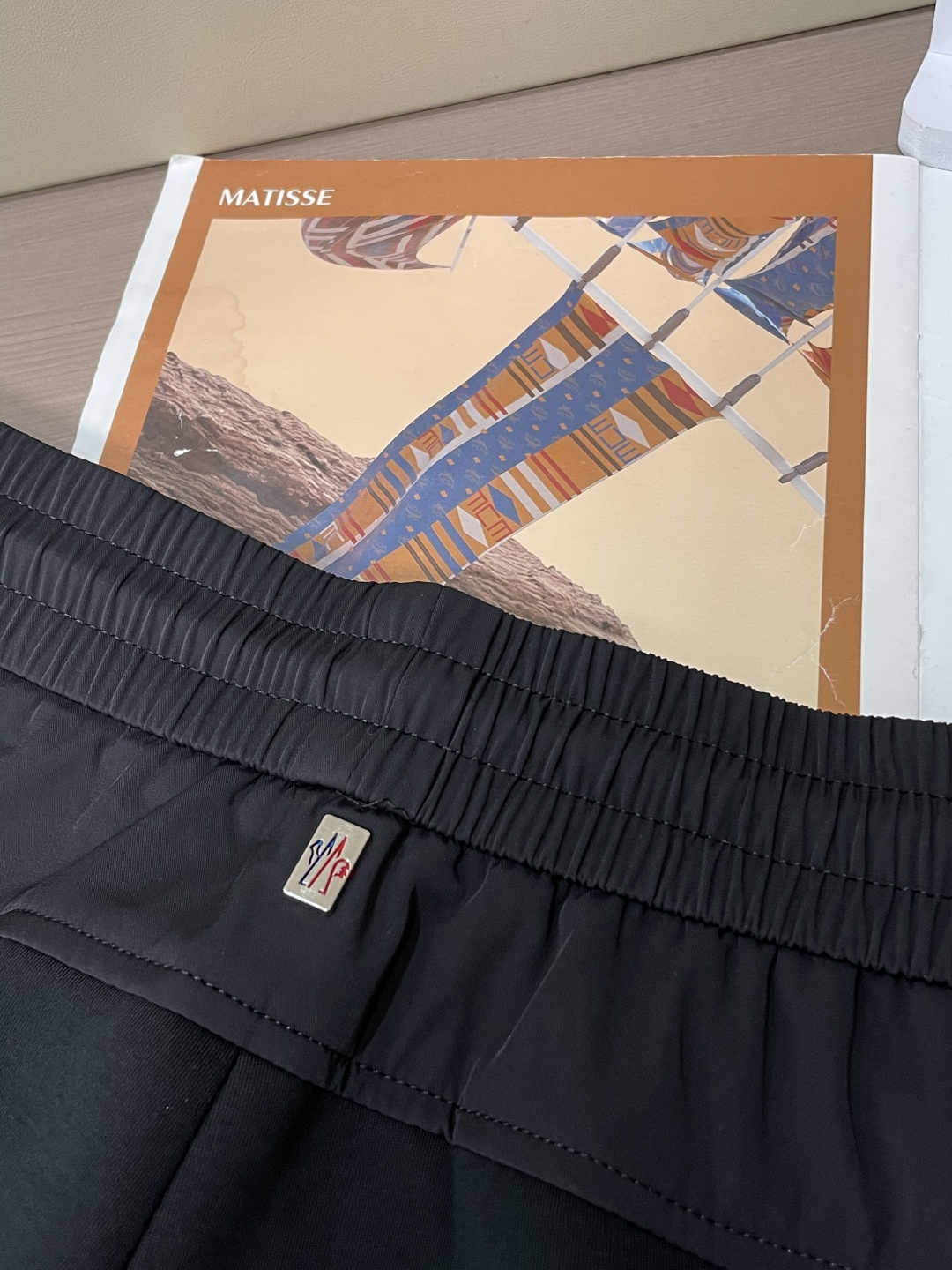 蒙口 2025秋冬最新休闲裤 潮人必备 版型超赞，能很好的修复各种腿型，非常个性！柔软排汗，舒适度极高。