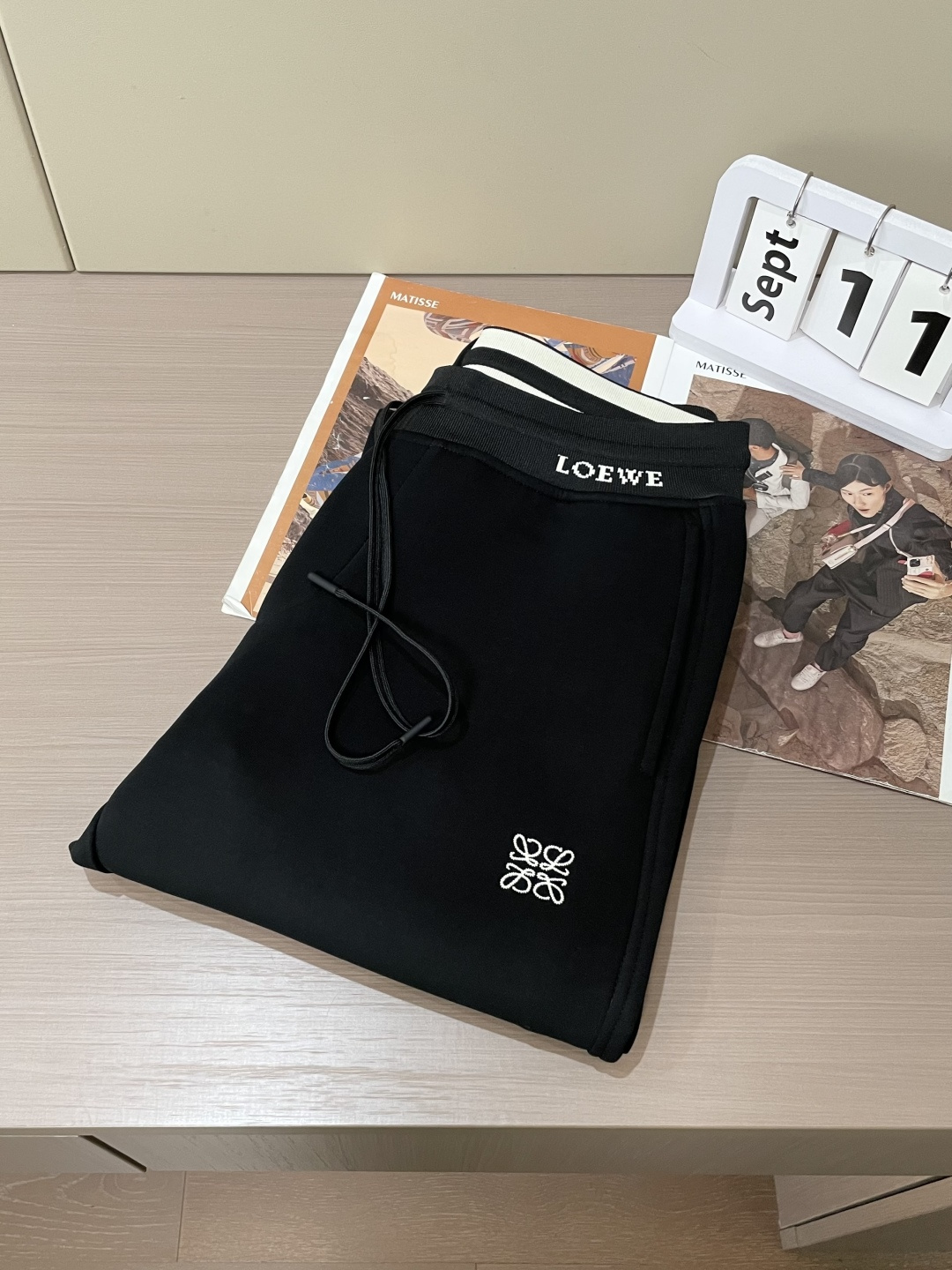 Loewe 2025秋冬最新休闲裤 潮人必备 版型超赞，能很好的修复各种腿型，非常个性！柔软排汗，舒适度