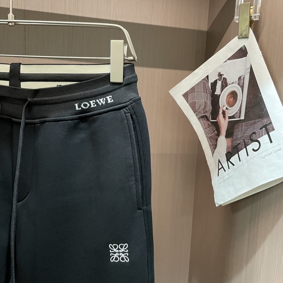 Loewe 2025秋冬最新休闲裤 潮人必备 版型超赞，能很好的修复各种腿型，非常个性！柔软排汗，舒适度