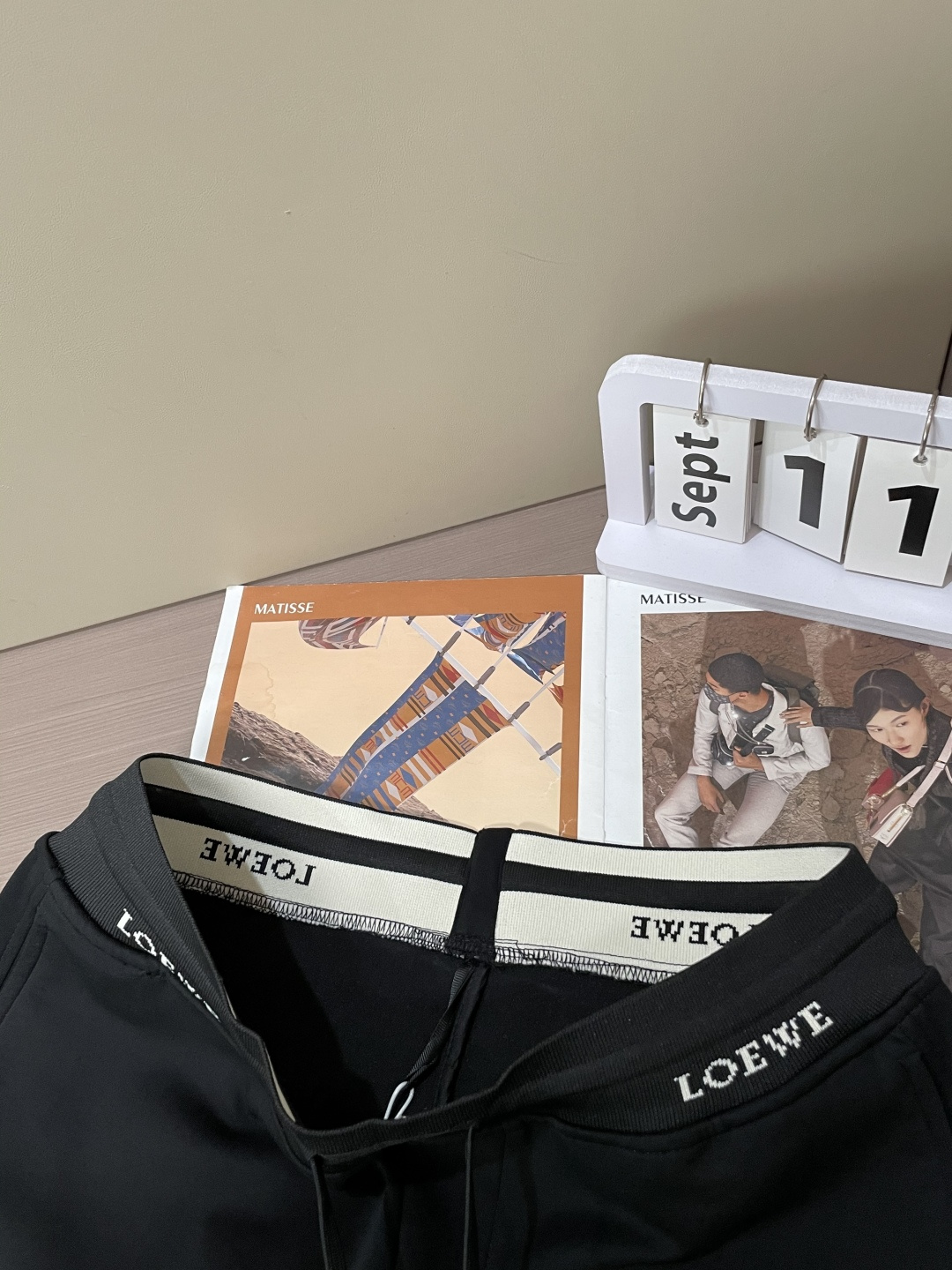 Loewe 2025秋冬最新休闲裤 潮人必备 版型超赞，能很好的修复各种腿型，非常个性！柔软排汗，舒适度