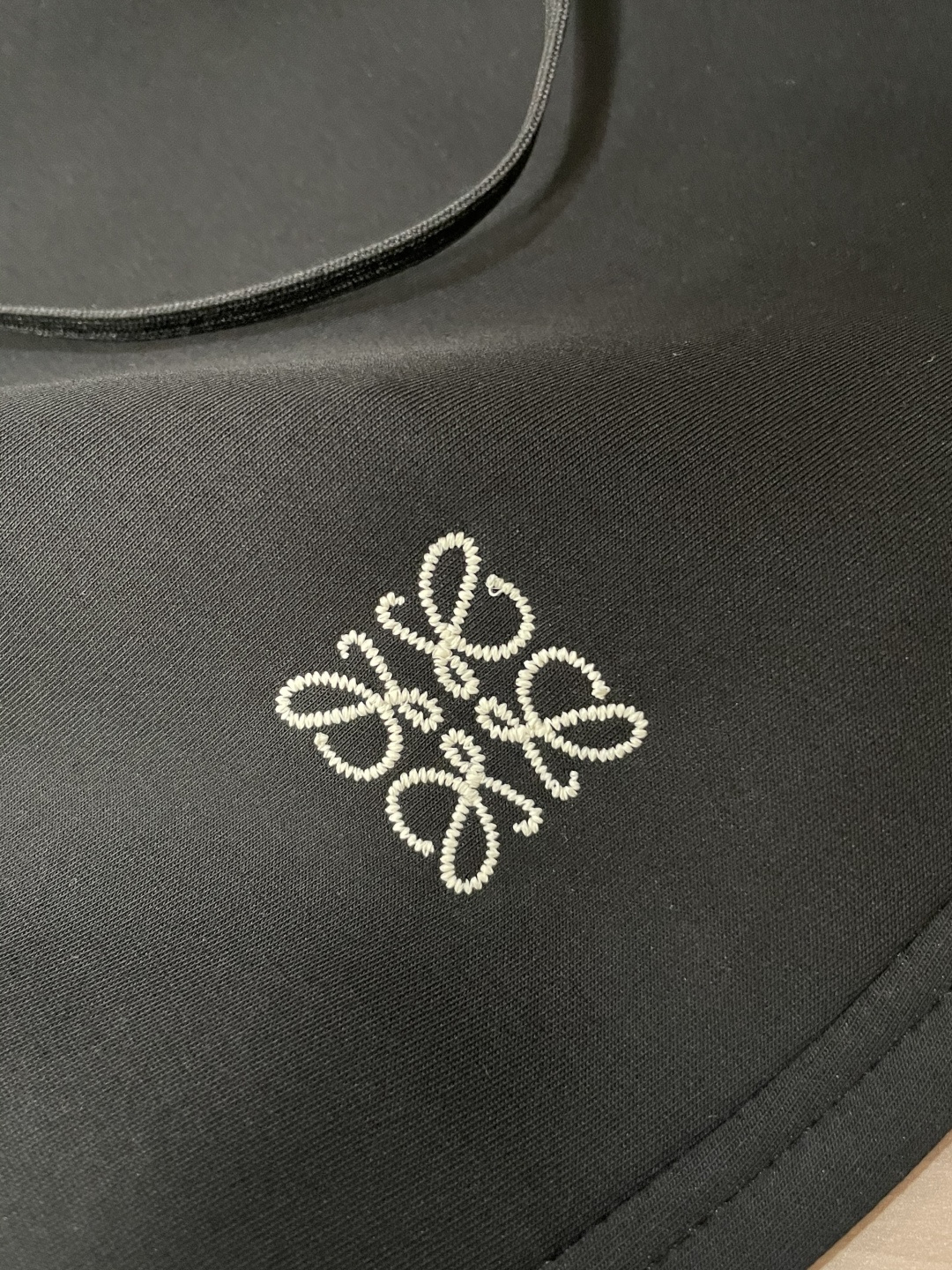 Loewe 2025秋冬最新休闲裤 潮人必备 版型超赞，能很好的修复各种腿型，非常个性！柔软排汗，舒适度